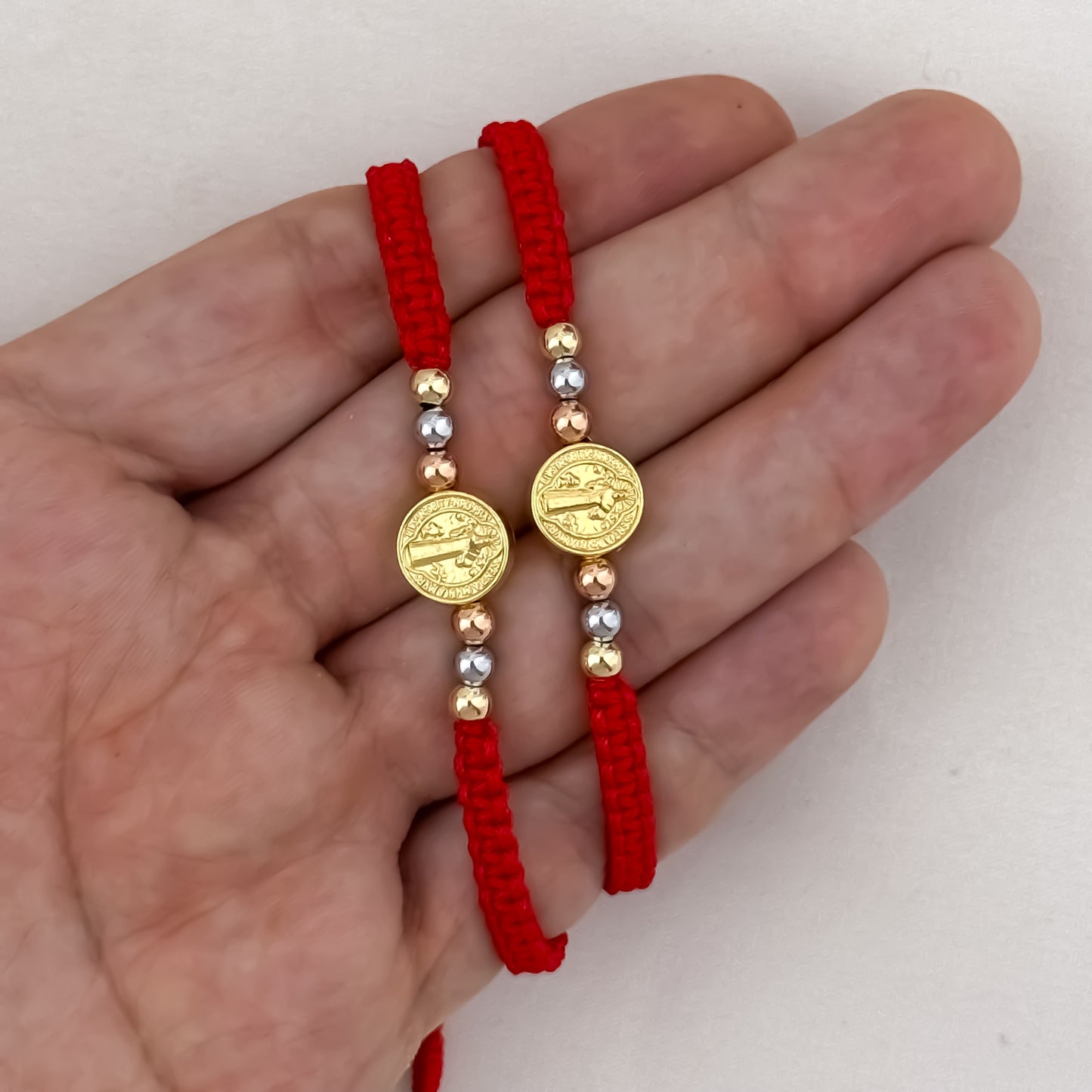 2 Pulseras en Hilo Rojo Union de San Benito Proteccion en Oro Laminado 18k con Garantia de por vida