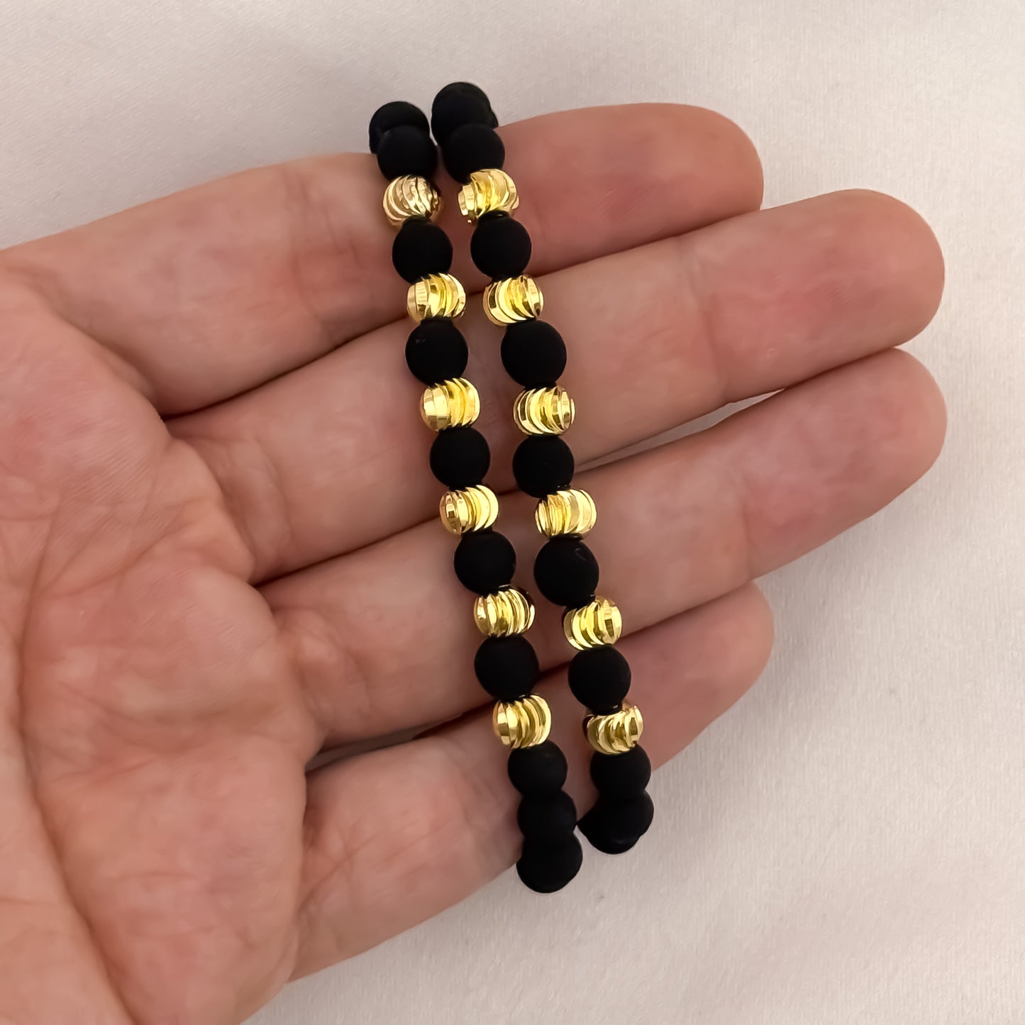 Promocion de 2 Pulseras para Parejas en Hilo Negro en Balin Italiano de 6mm con Neopreno en Oro Laminado 18k con Garantia de por vida