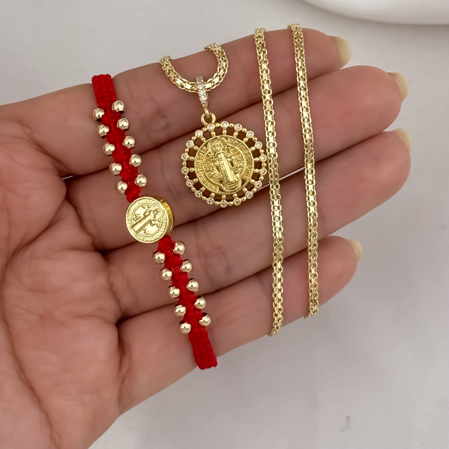 Cadena Tejido Chino de Dama de 45cm + San Benito Protección el Amuleto de Protección + Pulsera Rojas de San Benito en Balin de 4mm en Oro Laminado 18k con Garantia de por vida