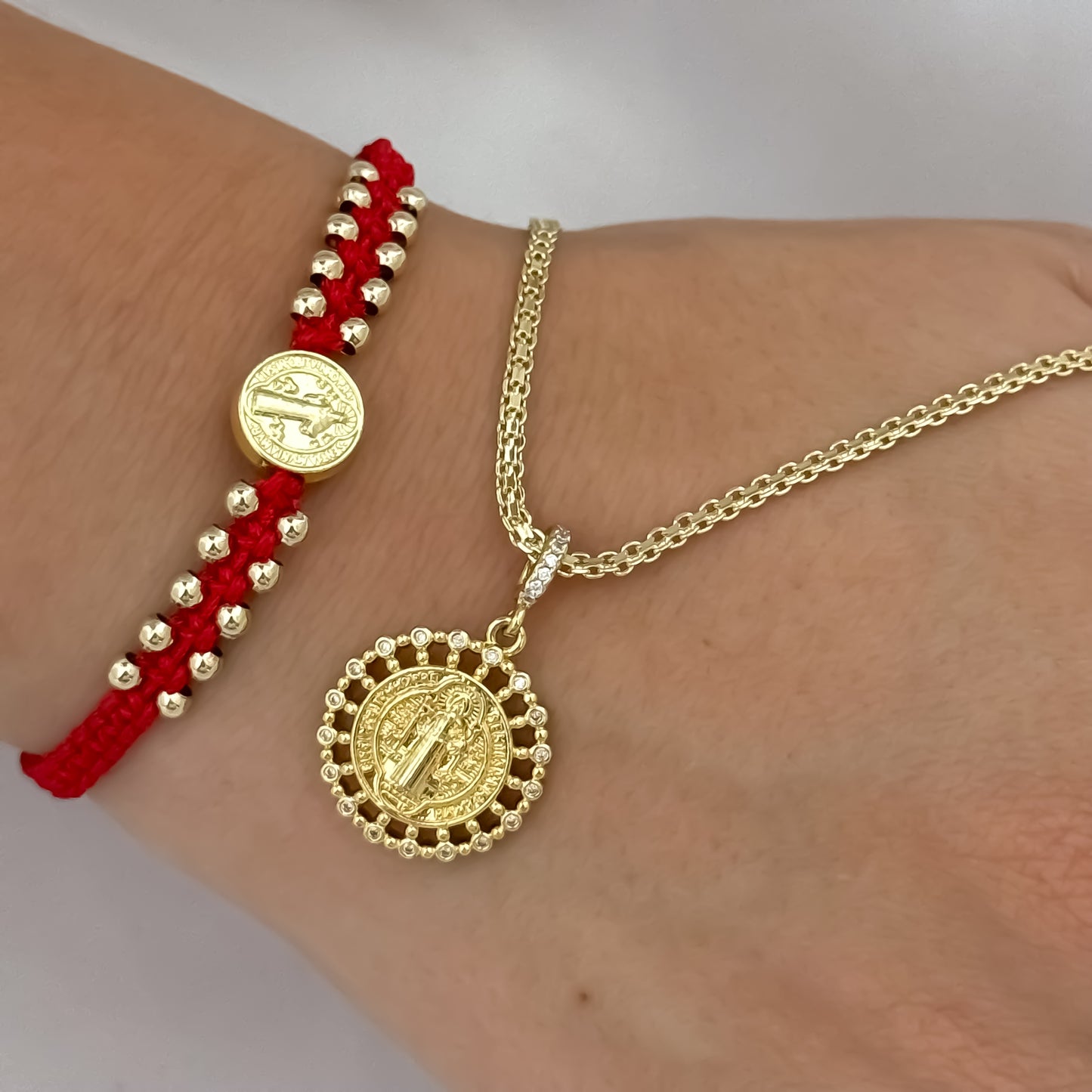 Cadena Tejido Chino de Dama de 45cm + San Benito Protección el Amuleto de Protección + Pulsera Rojas de San Benito en Balin de 4mm en Oro Laminado 18k con Garantia de por vida