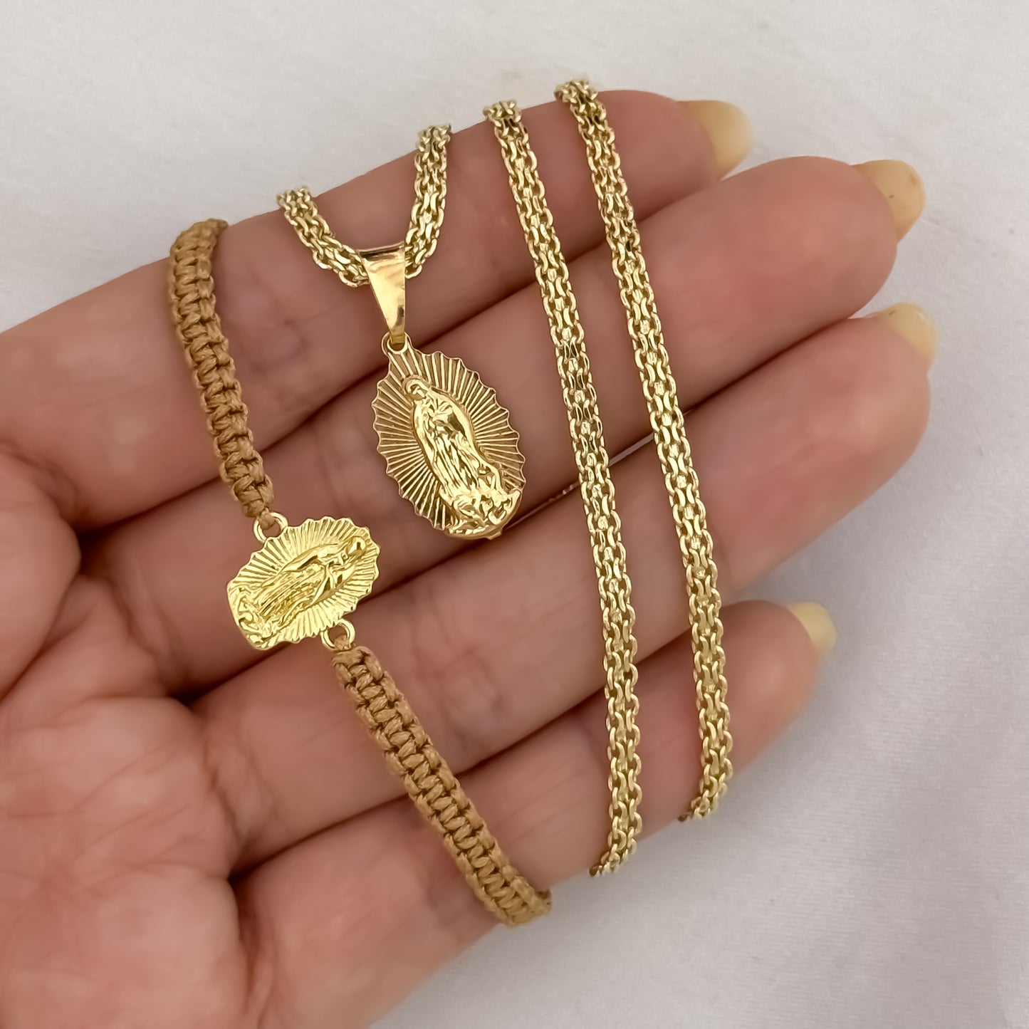 Cadena Tejido Chino de Dama de 45cm + Virgen de Guadalupe + Pulsera Tejida Virgen Guadalupe en Oro Laminado 18k