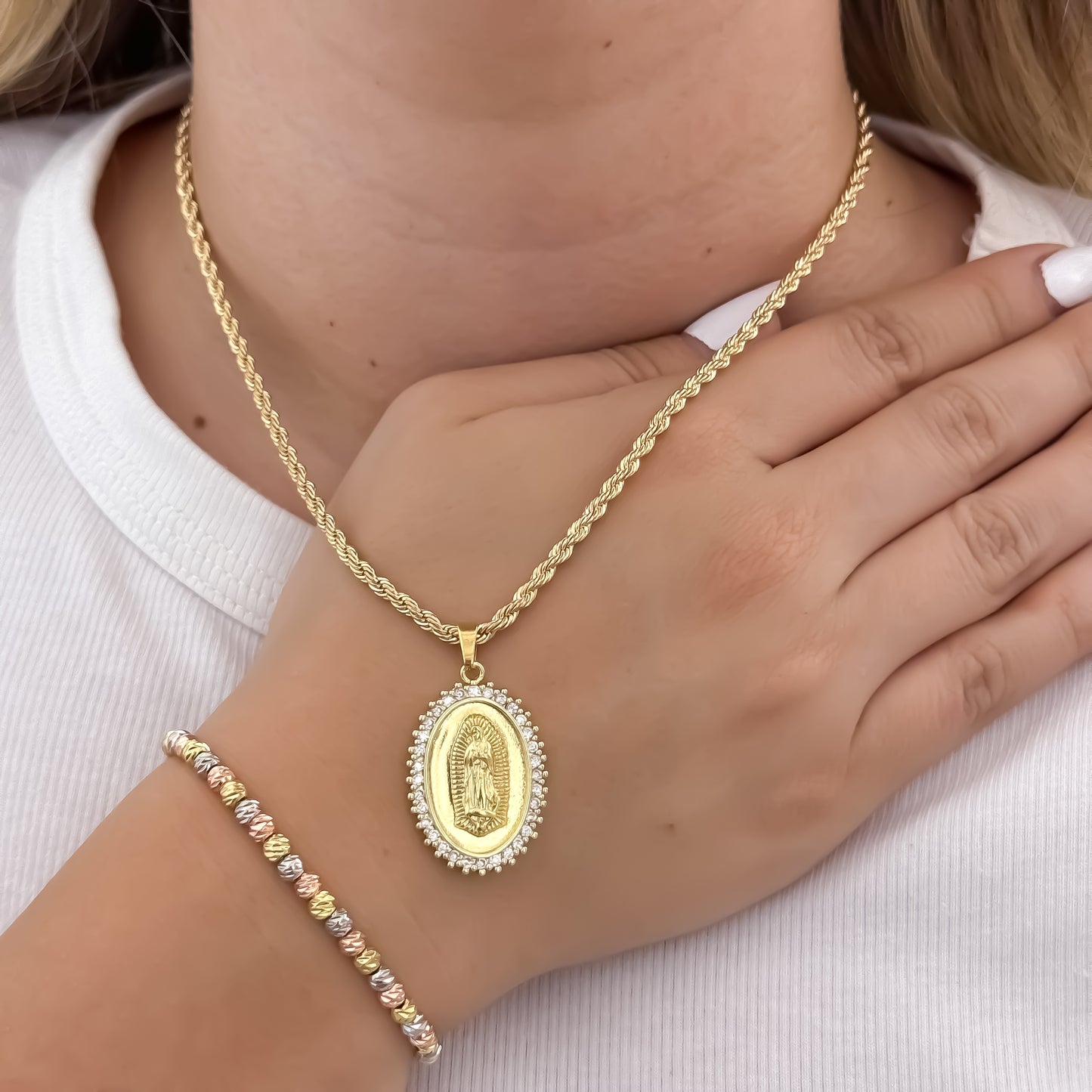Cadena Tejido Lazo Siciliano de Dama de 45cm + Virgen de Milagrosa con Micro circones + Pulseras de 3 Oros Balin 4mm italiano en Oro Laminado 18k con Garantia de por vida