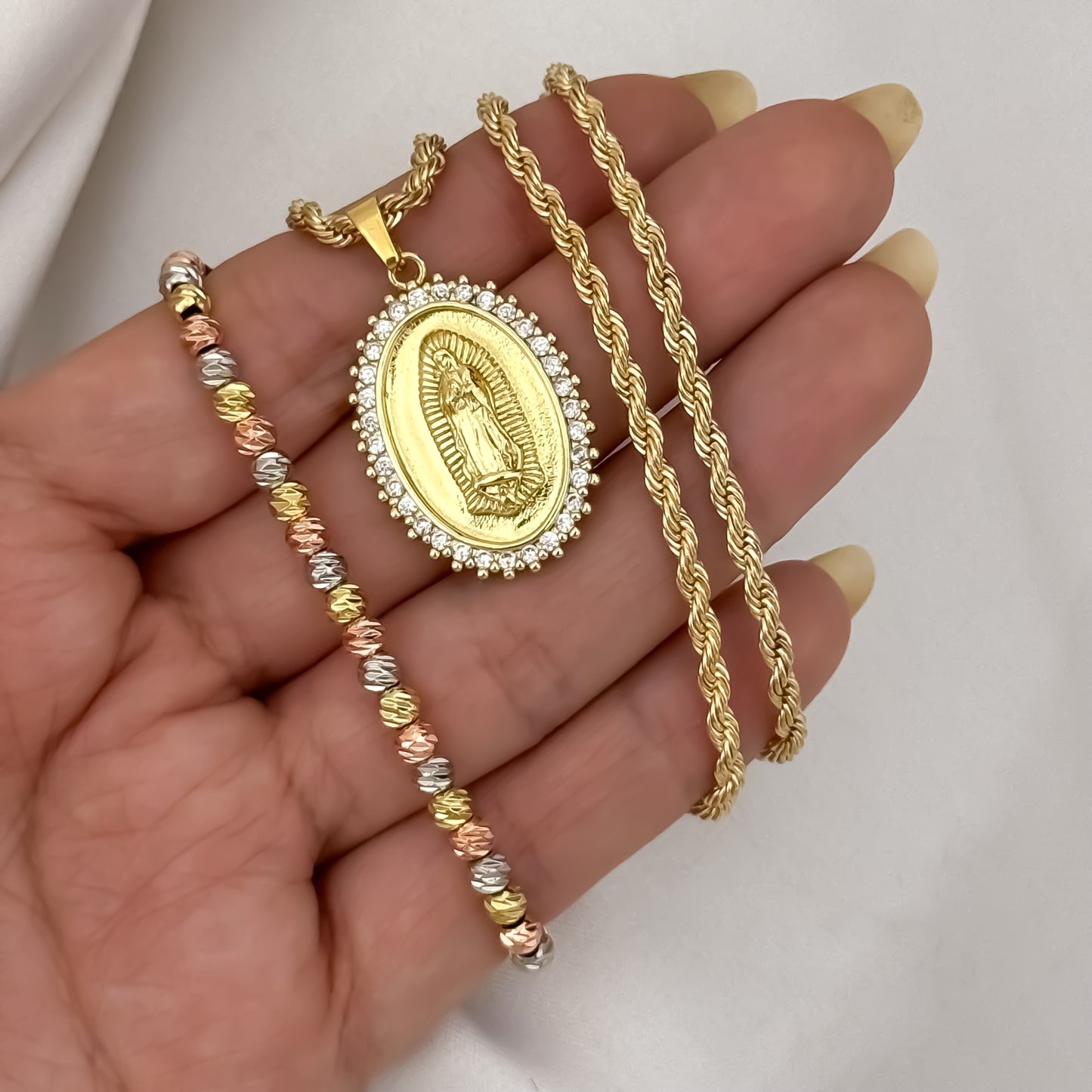 Cadena Tejido Lazo Siciliano de Dama de 45cm + Virgen de Milagrosa con Micro circones + Pulseras de 3 Oros Balin 4mm italiano en Oro Laminado 18k con Garantia de por vida