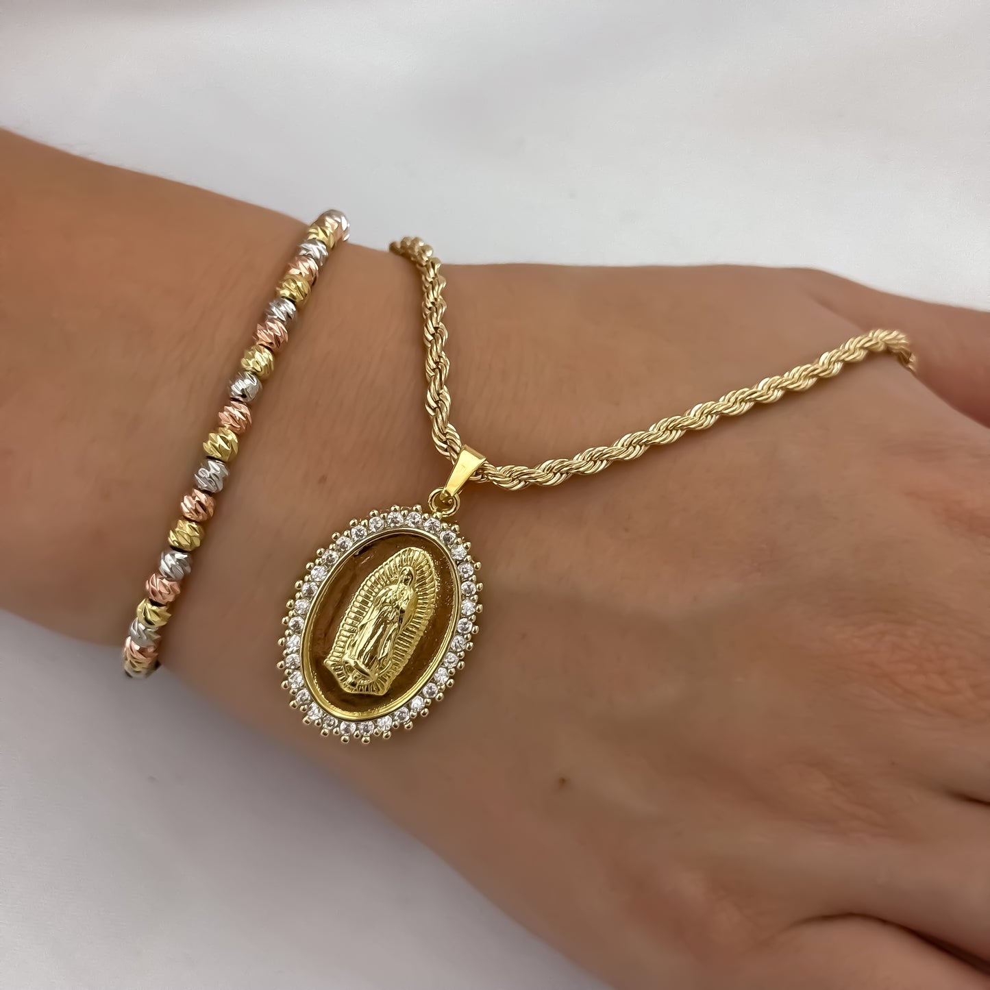 Cadena Tejido Lazo Siciliano de Dama de 45cm + Virgen de Milagrosa con Micro circones + Pulseras de 3 Oros Balin 4mm italiano en Oro Laminado 18k con Garantia de por vida