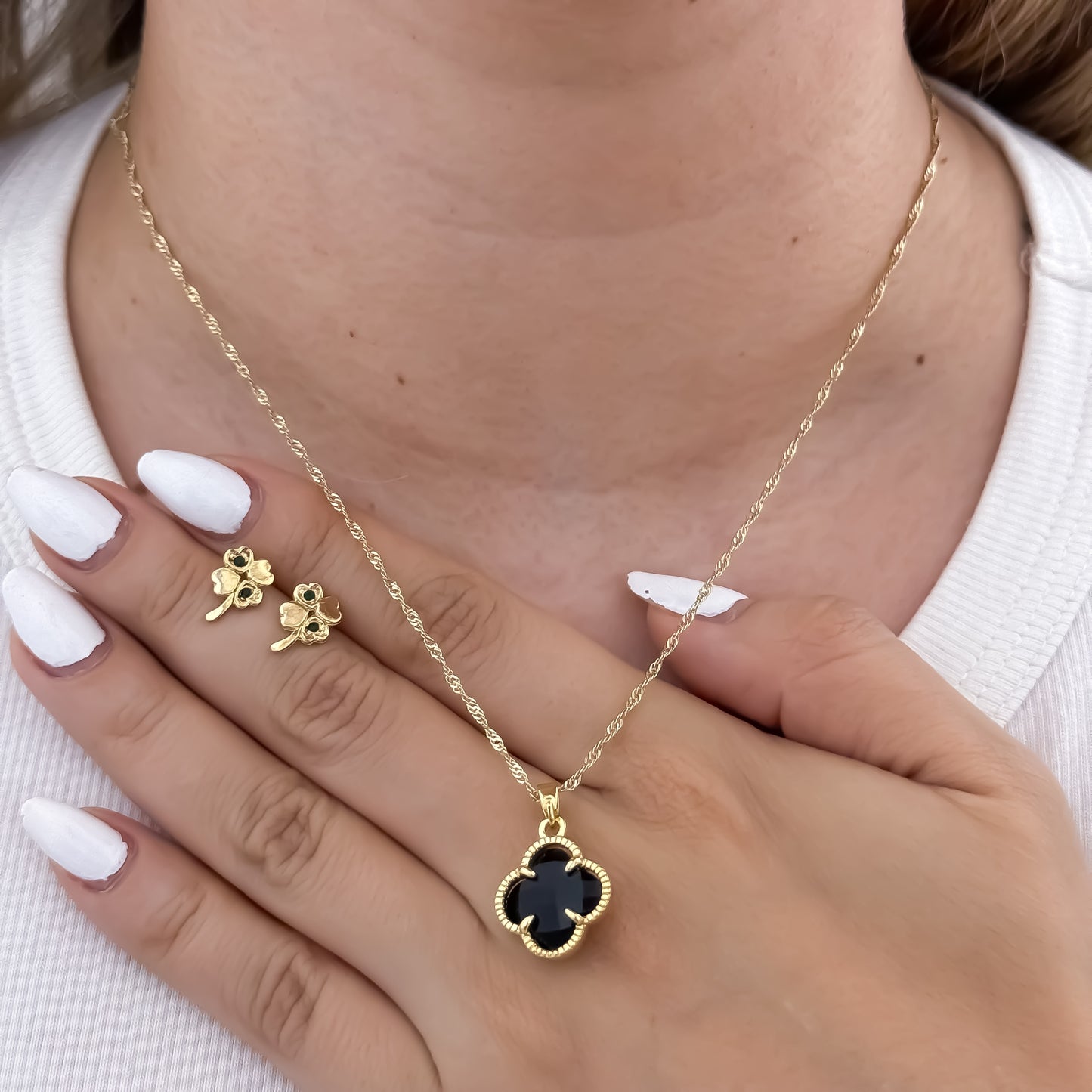 Cadena Tejido Singapur de Dama + Dije Van Cleef circones Negro + Topos Van Cleef en Oro Laminado 18k con Garantia de por vida