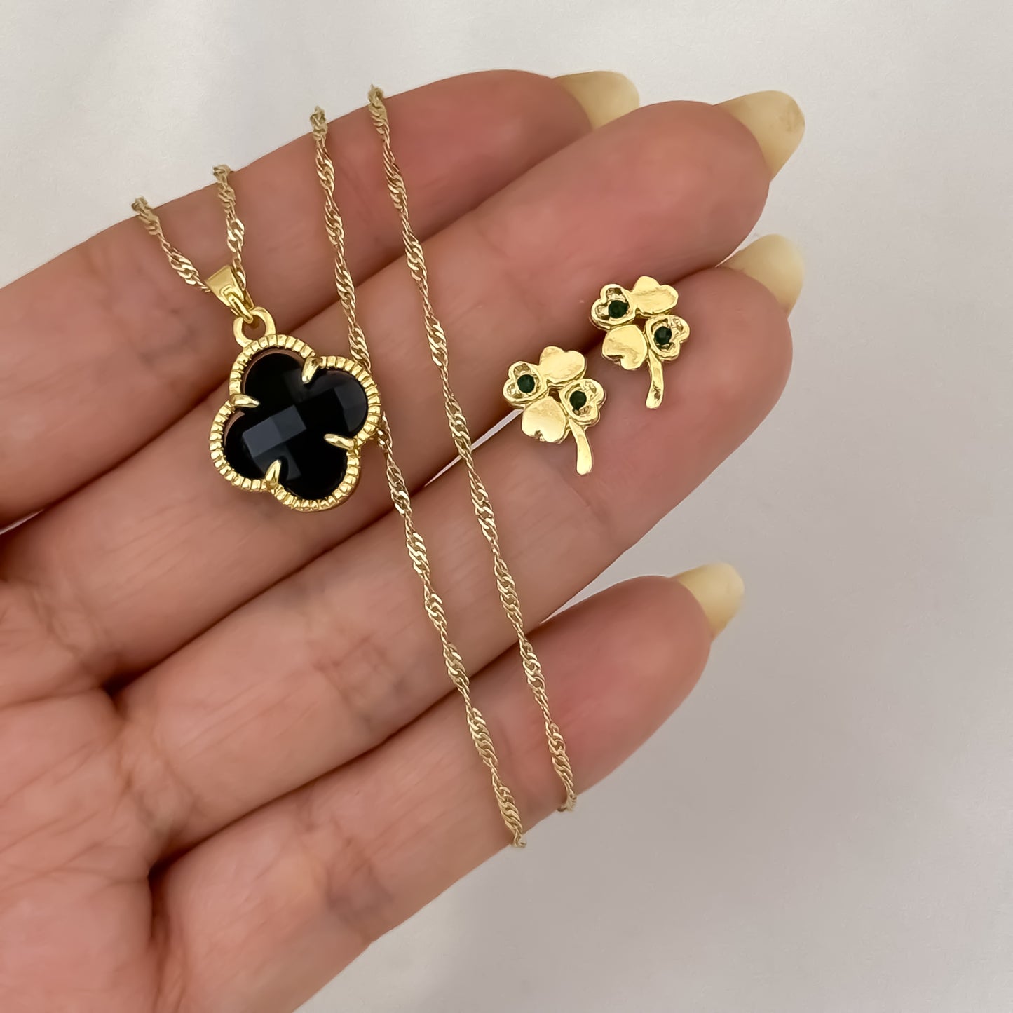 Cadena Tejido Singapur de Dama + Dije Van Cleef circones Negro + Topos Van Cleef en Oro Laminado 18k con Garantia de por vida