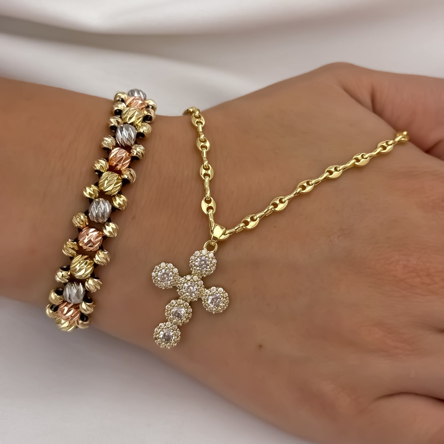 Cadena Tejido Gucci de Dama de 45cm de 3mm de Grosor + Cruz con Micro circones Cristales + Pulseras 3 Carriles de 3 Oros en Balin Italiana en Oro Laminado 18k con Garantia de por vida