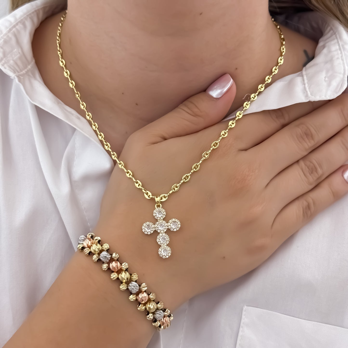 Cadena Tejido Gucci de Dama de 45cm de 3mm de Grosor + Cruz con Micro circones Cristales + Pulseras 3 Carriles de 3 Oros en Balin Italiana en Oro Laminado 18k con Garantia de por vida