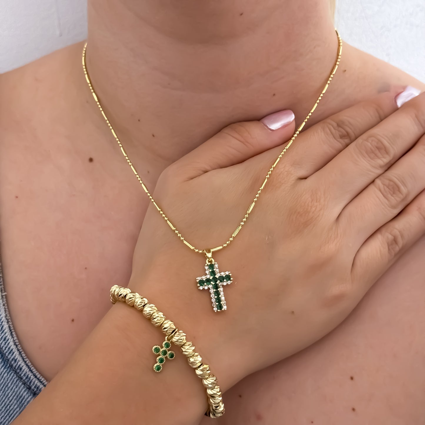 Cadena Tejido Militar Palito de Dama de 45cm + Cruz con Piedra verde Esmeralda + Pulsera balin italiano cruz Verde Esmeralda en Oro Laminado 18k con Garantía de por vida incluye certificado de Garantía