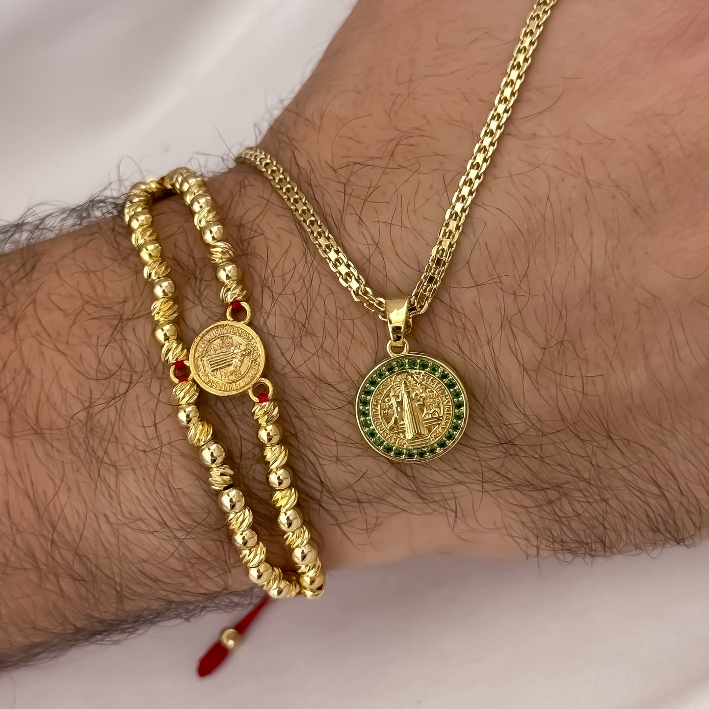 Cadena Tejido Chino de Hombre de 60cm de 3mm de Grosor + Dije de San Benito Protección con micro circones verde + Pulsera Doble de San Benito en Oro Laminado 18k con Garantía