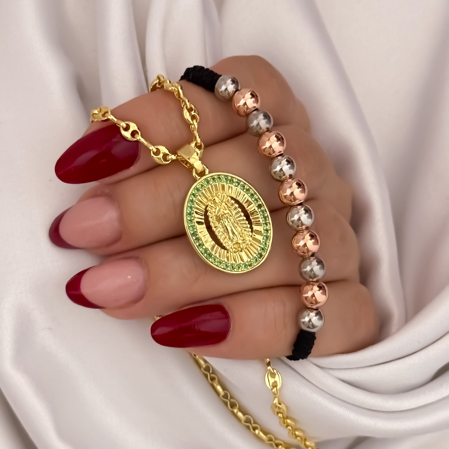 Cadena Tejido Gucci de Dama de 45cm + Virgen de Guadalupe Con Micro Circones Verde Esmeralda + Pulsera en Oro Rosa + Oro Blanco en Oro Laminado 18k con Garantía de por vida