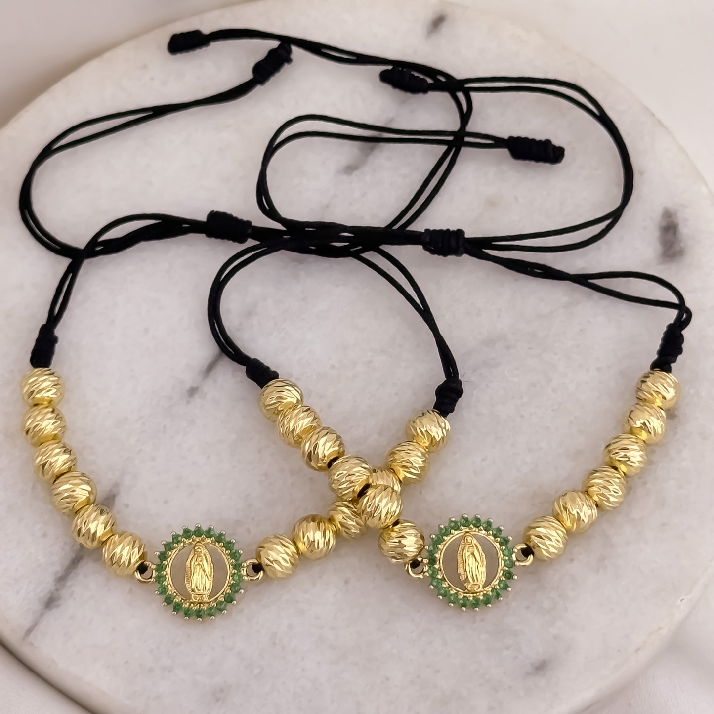 Promocion de 2 Pulseras Para Parejas de Virgen Guadalupe con Micro Circones Verde Esmeralda en Balin italiano de 6mm en Oro Laminado 18k