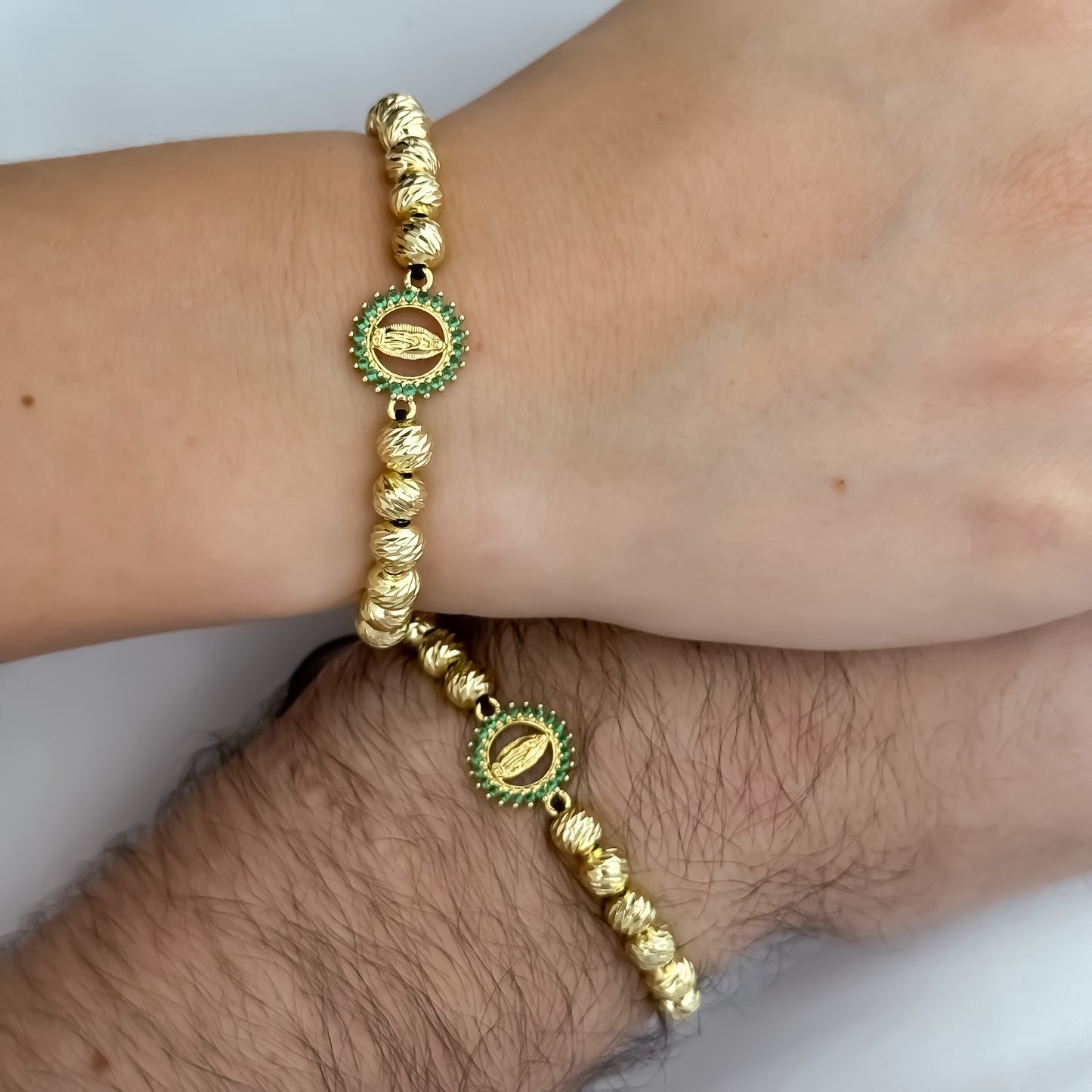 Promocion de 2 Pulseras Para Parejas de Virgen Guadalupe con Micro Circones Verde Esmeralda en Balin italiano de 6mm en Oro Laminado 18k
