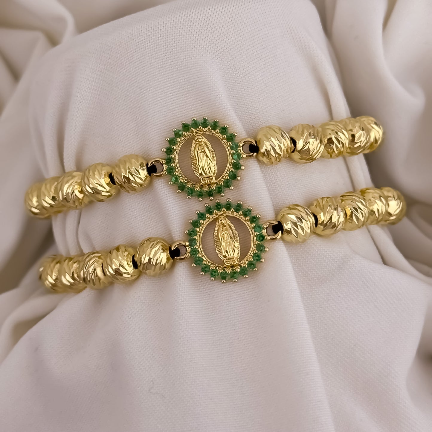 Promocion de 2 Pulseras Para Parejas de Virgen Guadalupe con Micro Circones Verde Esmeralda en Balin italiano de 6mm en Oro Laminado 18k