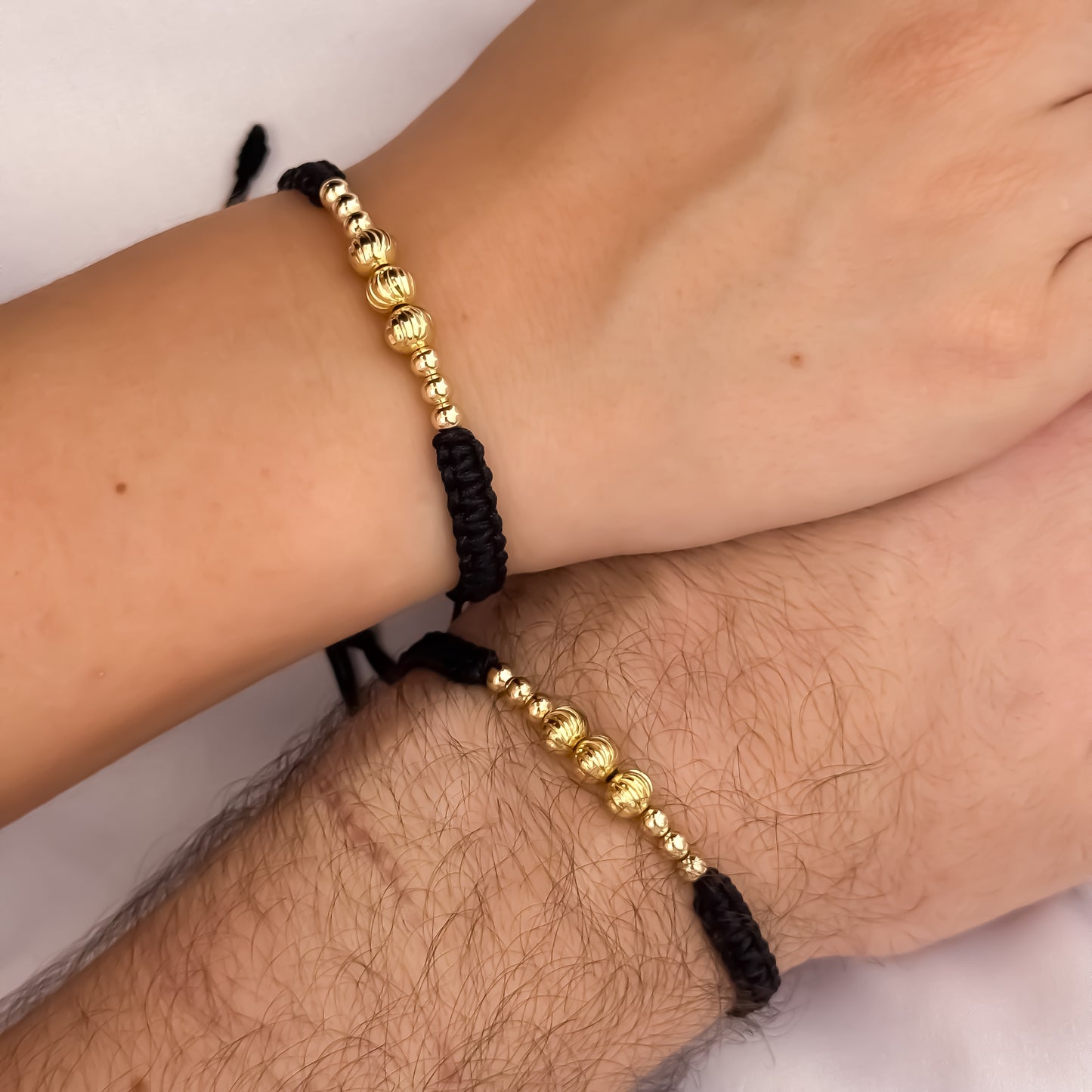 Promoción de PAR de Pulseras Tejidas en Hilo Negro en Balin 4mm Liso + Balin Italiano de 8mm en Oro Laminado 18k con Garantia de por vida