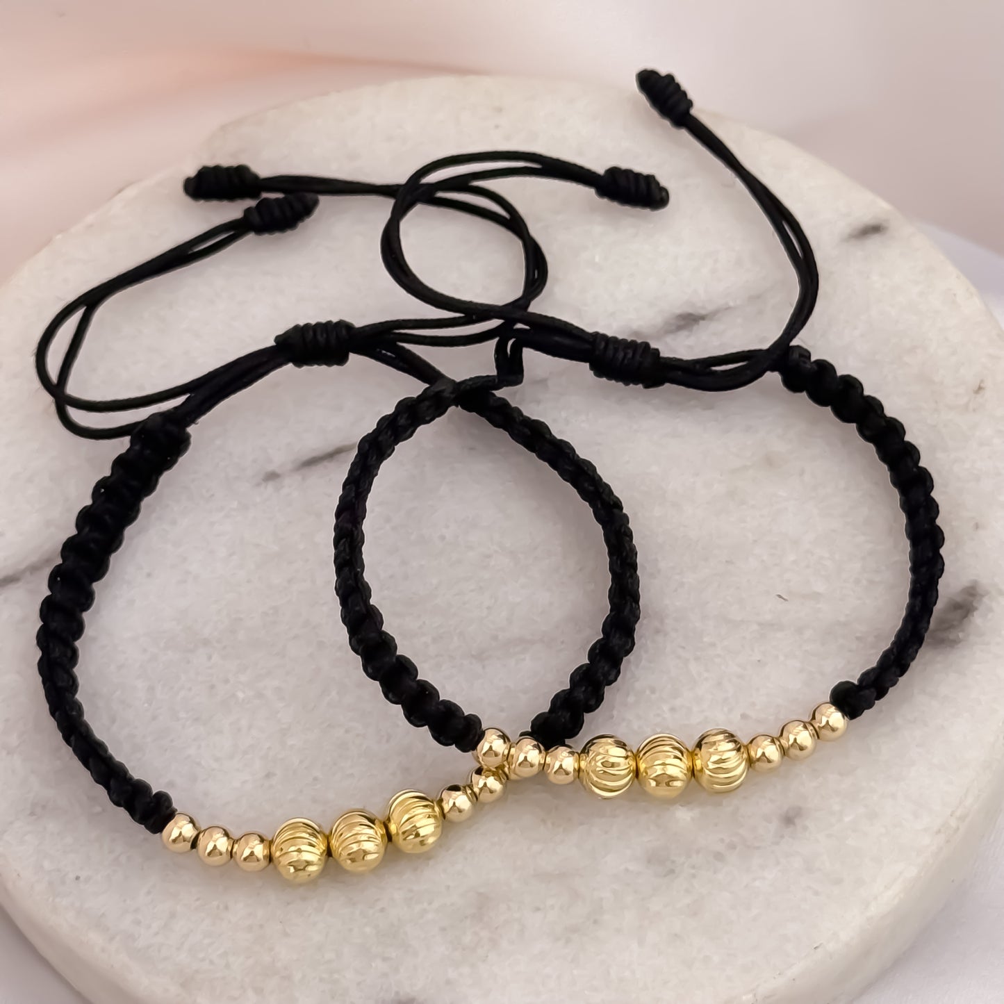Promoción de PAR de Pulseras Tejidas en Hilo Negro en Balin 4mm Liso + Balin Italiano de 8mm en Oro Laminado 18k con Garantia de por vida