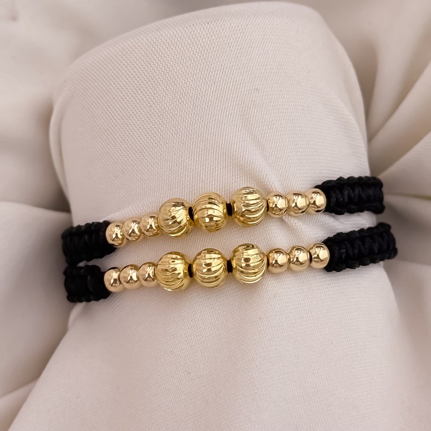 Promoción de PAR de Pulseras Tejidas en Hilo Negro en Balin 4mm Liso + Balin Italiano de 8mm en Oro Laminado 18k con Garantia de por vida