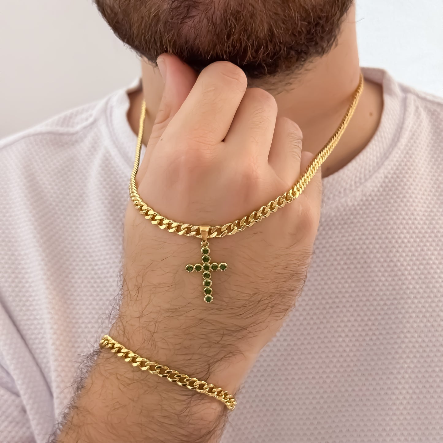 Conjunto Cubana Cadena de Hombre de 60cm de 3mm + Cruz Verde Esmeralda + Pulsera Cubana de 20cm de 3mm en Oro Laminado 18k con Garantia de por vida