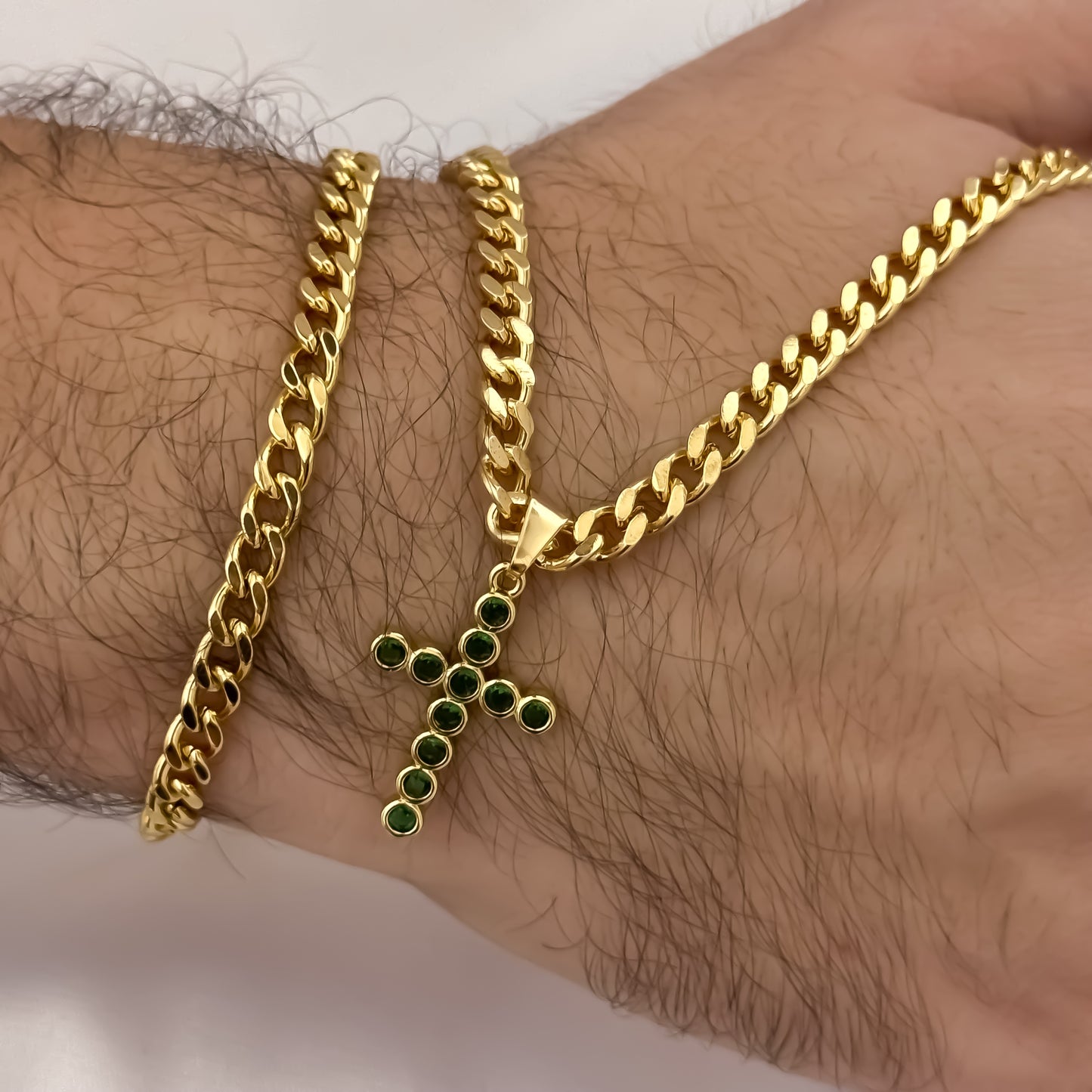 Conjunto Cubana Cadena de Hombre de 60cm de 3mm + Cruz Verde Esmeralda + Pulsera Cubana de 20cm de 3mm en Oro Laminado 18k con Garantia de por vida