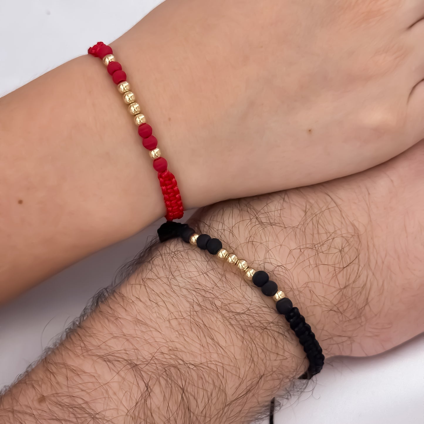 Promocion de 2 Pulseras Unión Inquebrantable Hilo Rojo - Hilo Negro en Balin de 4mm en Oro Laminado 18k con Garantía de por vida