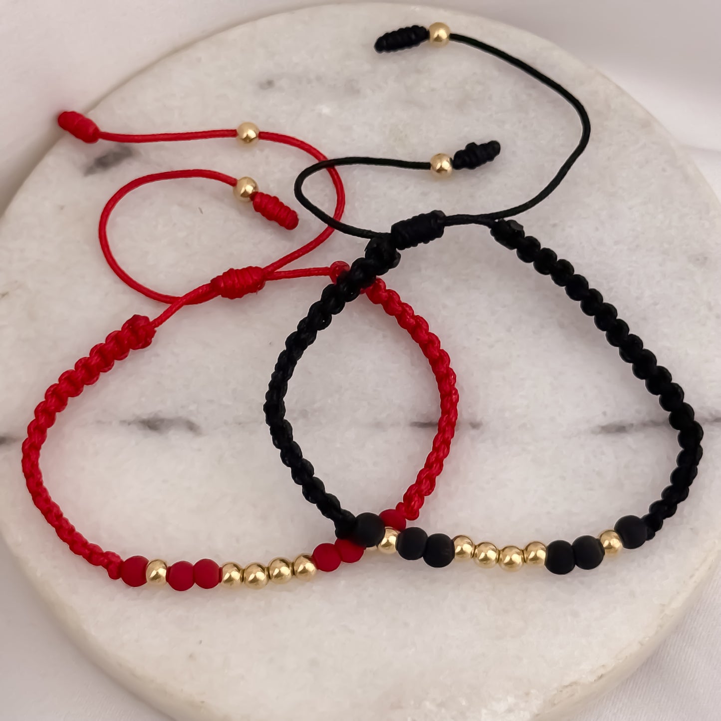 Promocion de 2 Pulseras Unión Inquebrantable Hilo Rojo - Hilo Negro en Balin de 4mm en Oro Laminado 18k con Garantía de por vida