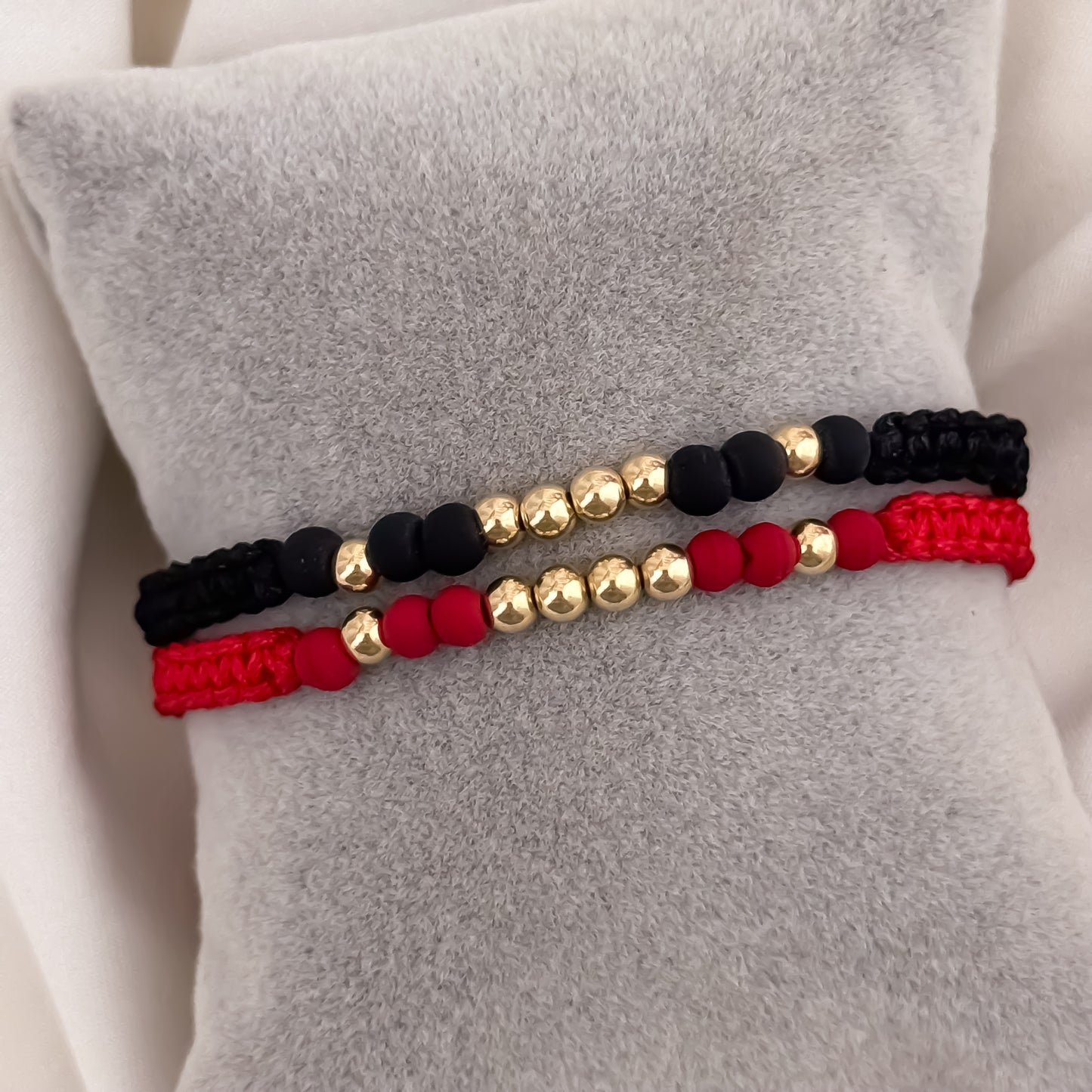 Promocion de 2 Pulseras Unión Inquebrantable Hilo Rojo - Hilo Negro en Balin de 4mm en Oro Laminado 18k con Garantía de por vida