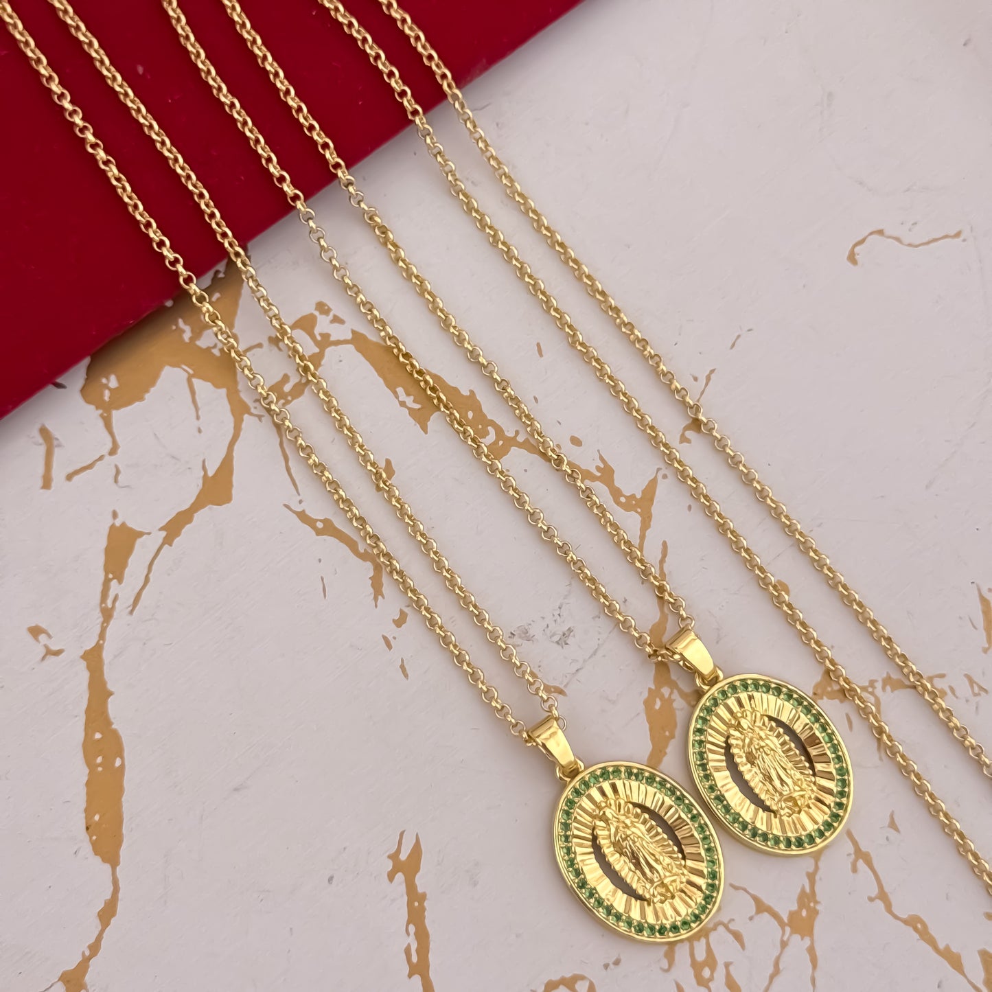 Promoción de 2 Cadenas para Parejas en Tejido de Aros de Hombre de 60cm + Cadena de Dama de 45cm + Virgen de Guadalupe con Micro Circones verde Esmeralda en Oro Laminado 18k con Garantia de por vdia
