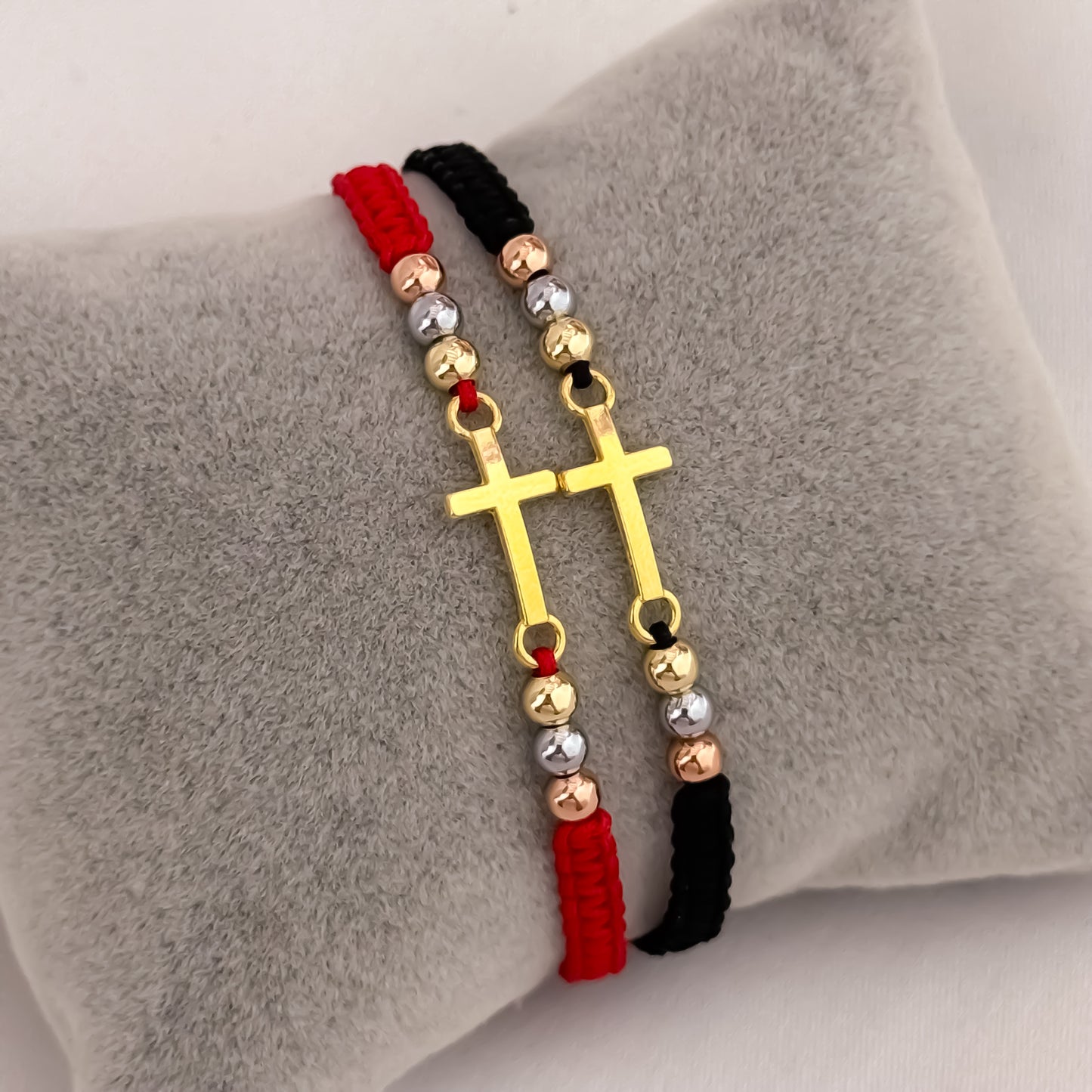 Promoción de 2 Pulseras para Parejas en Balin Liso 3 Oros en Hilo Rojo + Hilo Negro con Herraje de Cruz Cristo Protector en Oro Laminado 18k con Garantia de por vida