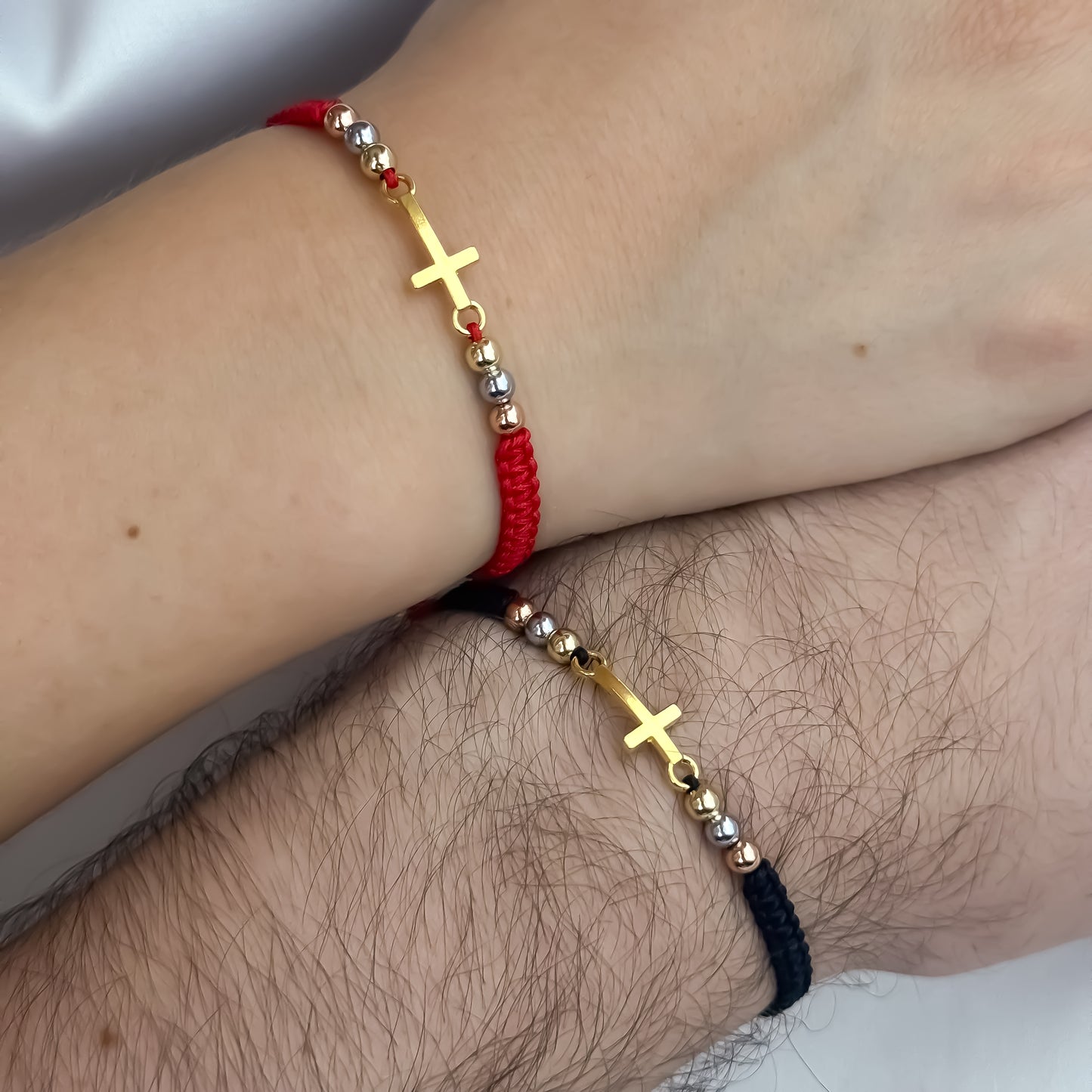 Promoción de 2 Pulseras para Parejas en Balin Liso 3 Oros en Hilo Rojo + Hilo Negro con Herraje de Cruz Cristo Protector en Oro Laminado 18k con Garantia de por vida