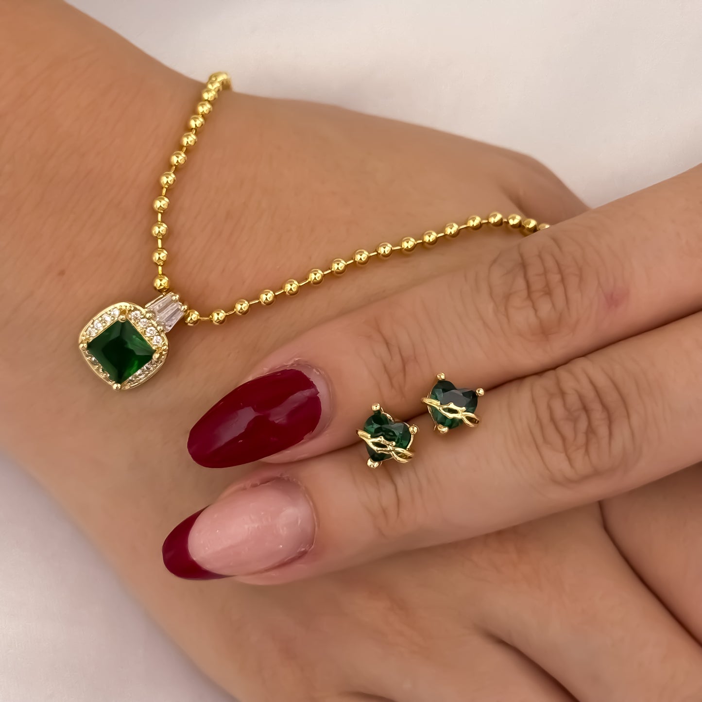 Cadena Tejido Militar de Dama de 45cm + Dije Cuadrado con Micro circones Verde Esmeralda + Topo Corazon de Jesús Verde Esmeralda en Oro Laminado 18k con Garantia de por vida