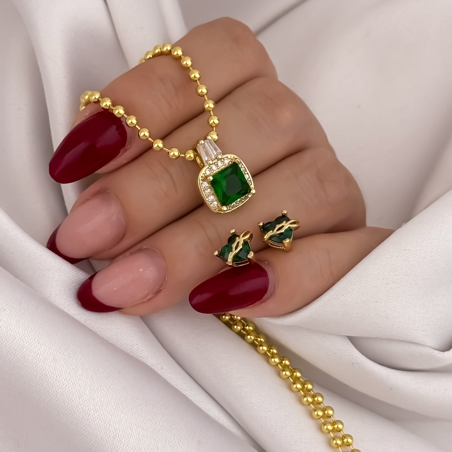 Cadena Tejido Militar de Dama de 45cm + Dije Cuadrado con Micro circones Verde Esmeralda + Topo Corazon de Jesús Verde Esmeralda en Oro Laminado 18k con Garantia de por vida