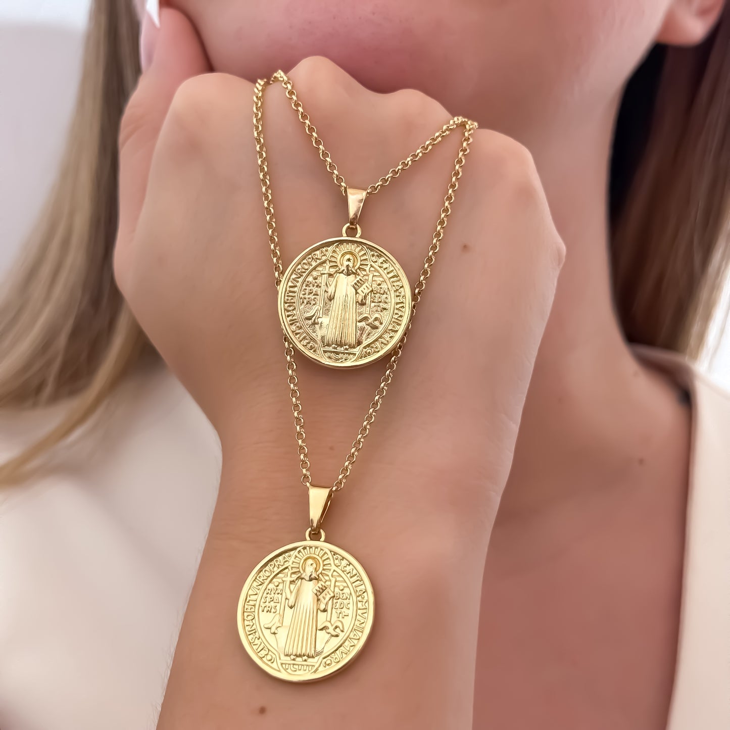 Promoción de 2 Cadenas para Parejas en Tejido de Aros de Hombre de 60cm + Cadena de Dama de 45cm + Dije de San Benito Protección en Oro Laminado 18k con Garantia de por vdia
