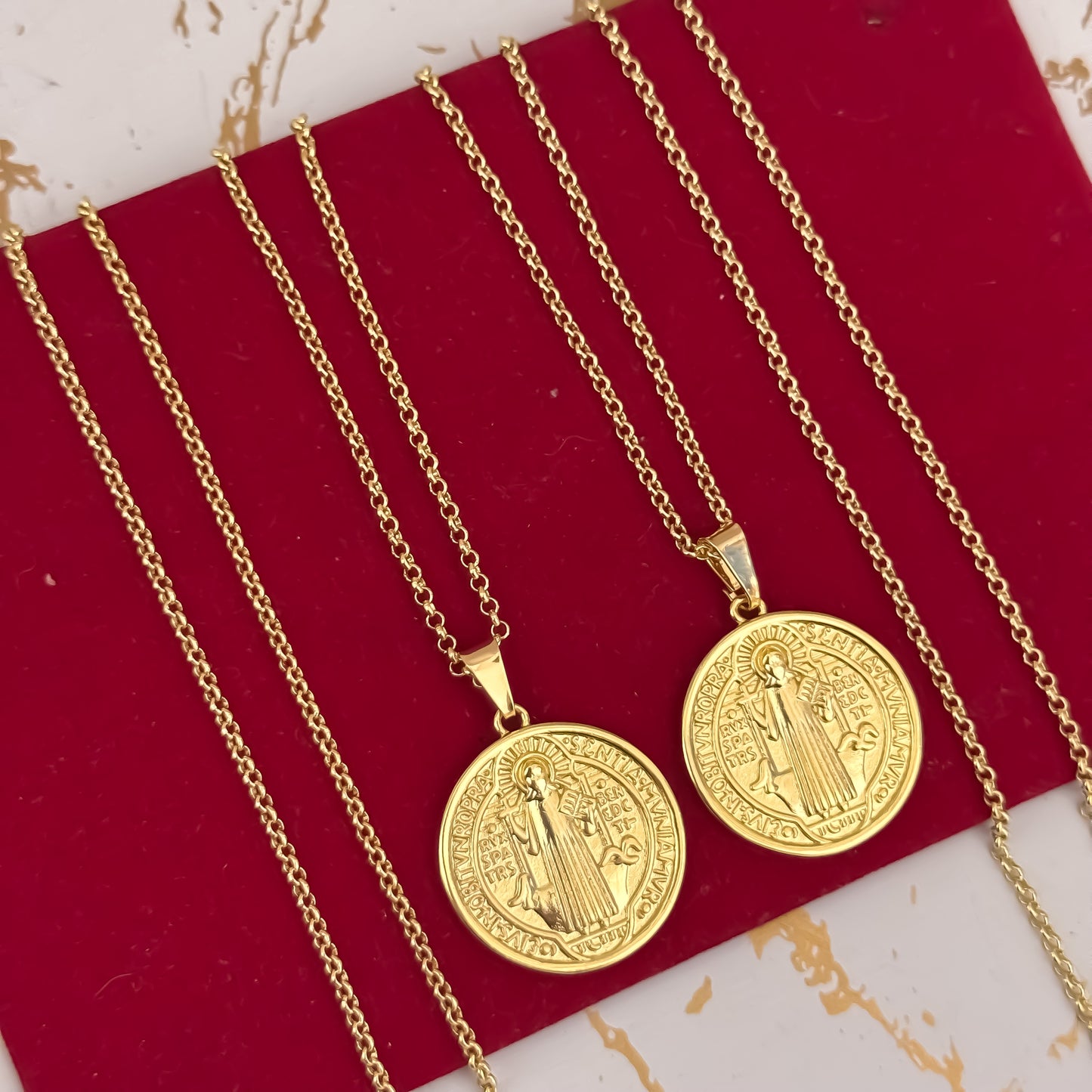 Promoción de 2 Cadenas para Parejas en Tejido de Aros de Hombre de 60cm + Cadena de Dama de 45cm + Dije de San Benito Protección en Oro Laminado 18k con Garantia de por vdia