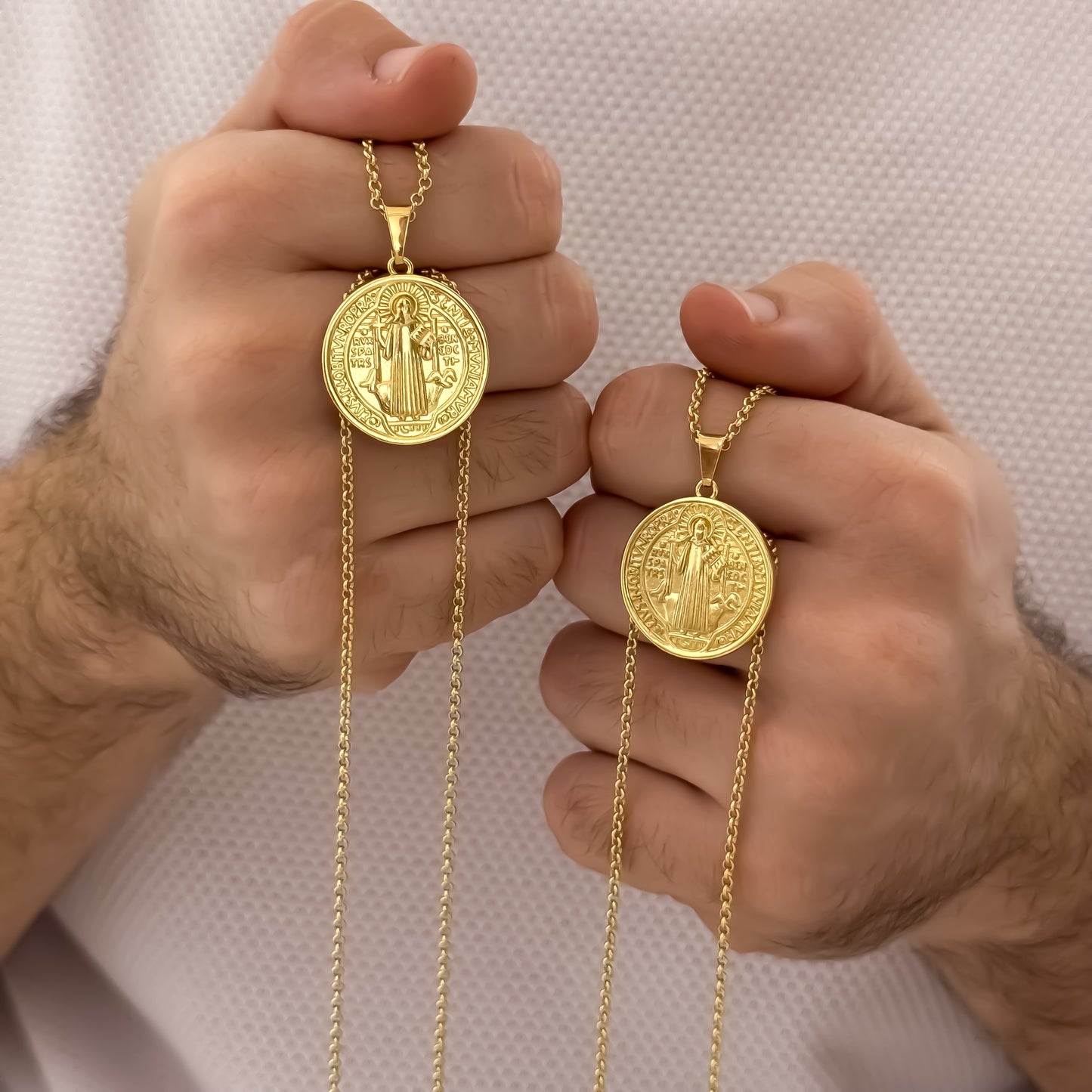Promoción de 2 Cadenas para Parejas en Tejido de Aros de Hombre de 60cm + Cadena de Dama de 45cm + Dije de San Benito Protección en Oro Laminado 18k con Garantia de por vdia