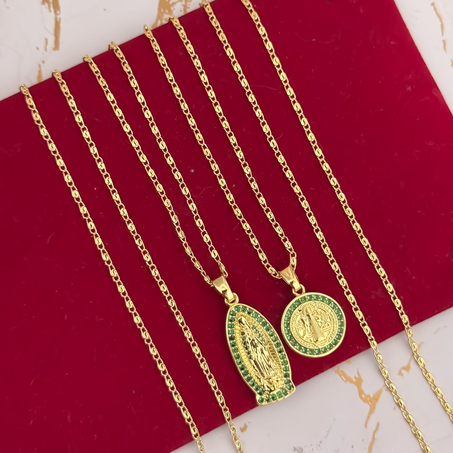 Promocion de Cadenas para Parejas en Tejido Caracol Dama de 45cm + Dije Virgen Guadalupe Verde Esmeralda + Hombre 60cm + Die San Benito Protección en Oro Laminado 18k con Garantia de por vida