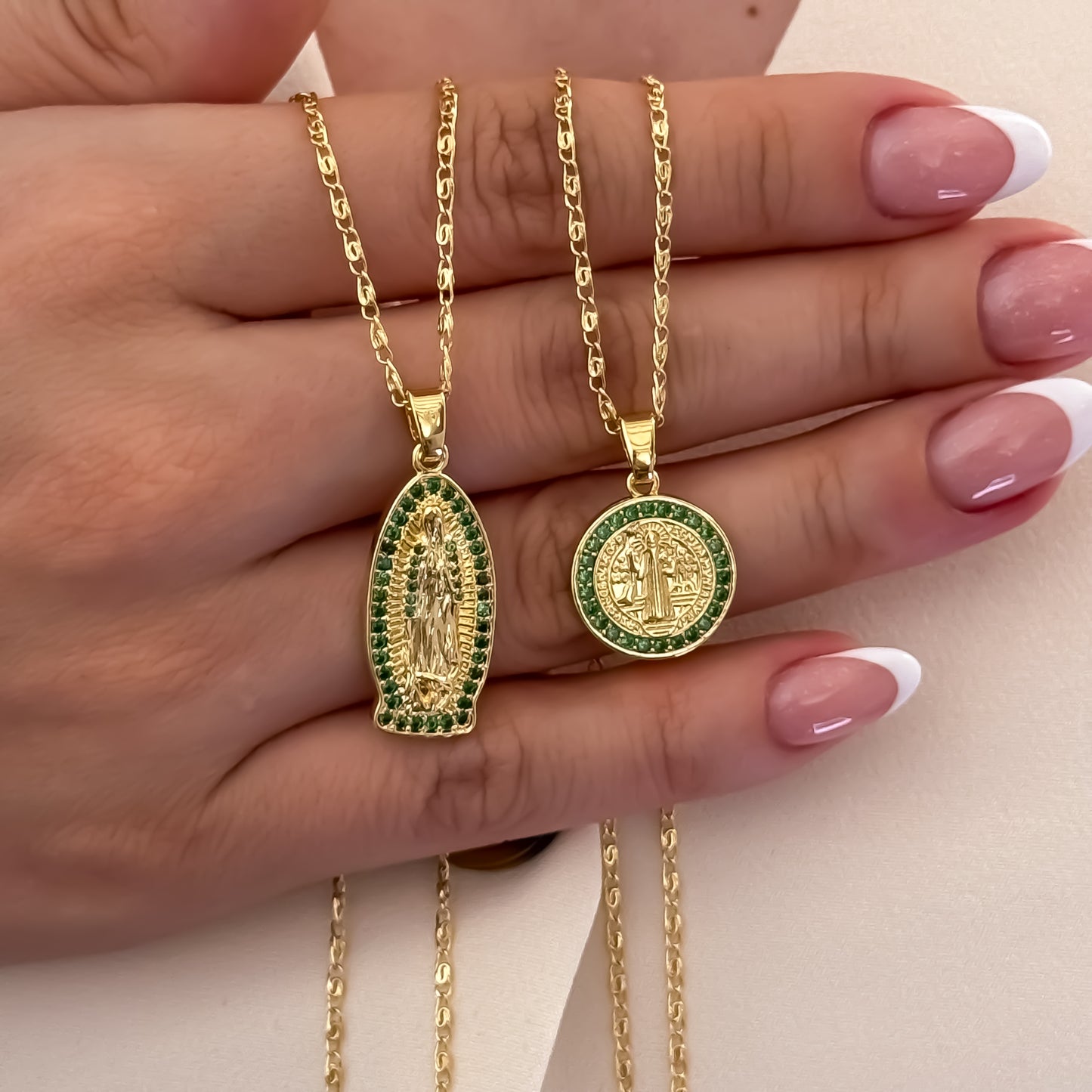 Promocion de Cadenas para Parejas en Tejido Caracol Dama de 45cm + Dije Virgen Guadalupe Verde Esmeralda + Hombre 60cm + Die San Benito Protección en Oro Laminado 18k con Garantia de por vida