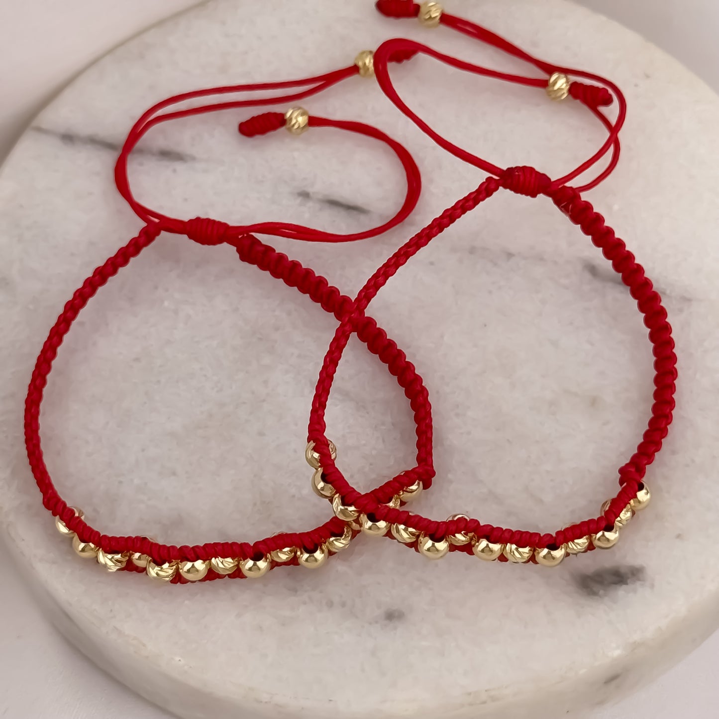 Hilos Rojos de Amor para Parejas en Balin Liso de 4mm y Diamantado de 4mm en Oro Laminado 18k con Garantia de por vida
