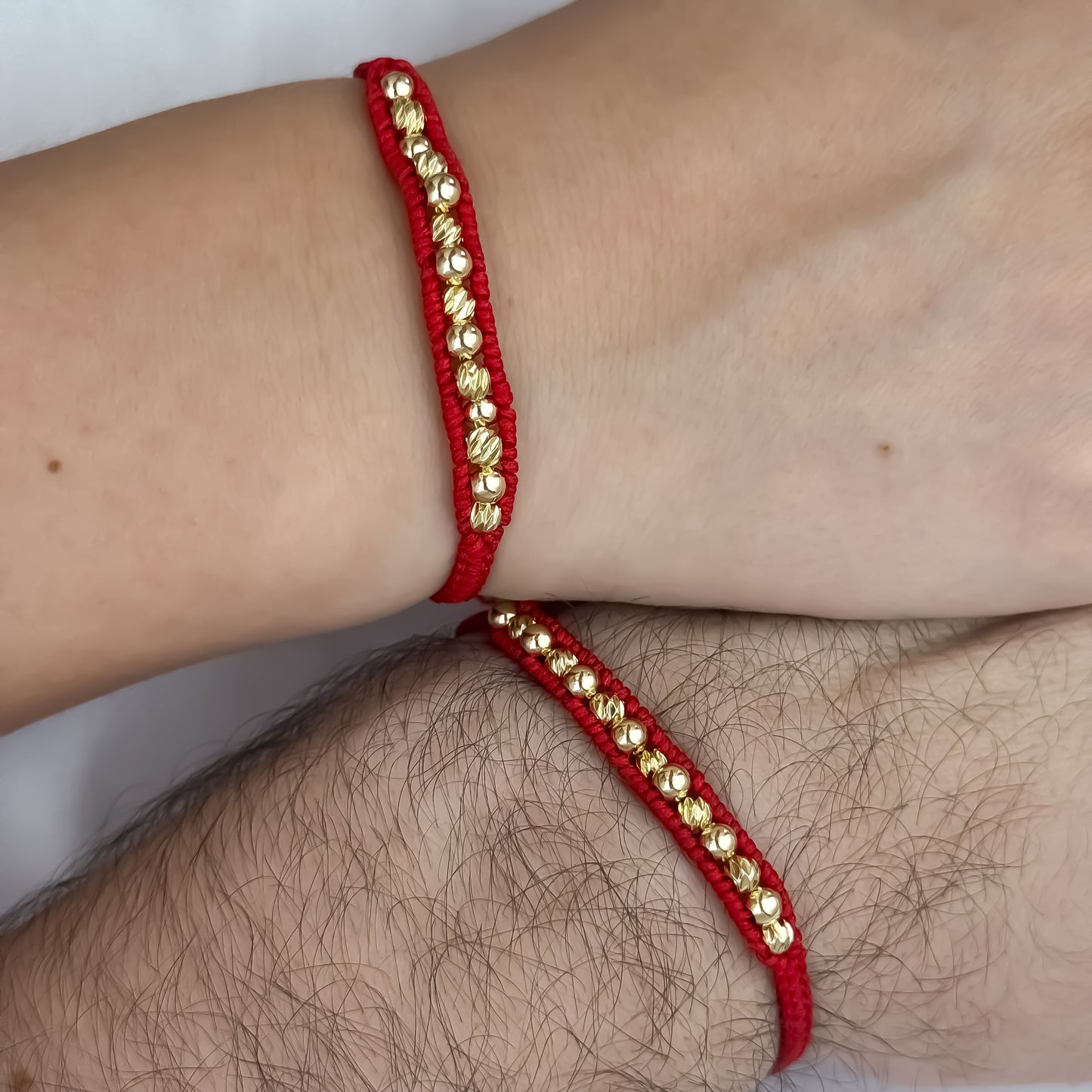 Hilos Rojos de Amor para Parejas en Balin Liso de 4mm y Diamantado de 4mm en Oro Laminado 18k con Garantia de por vida