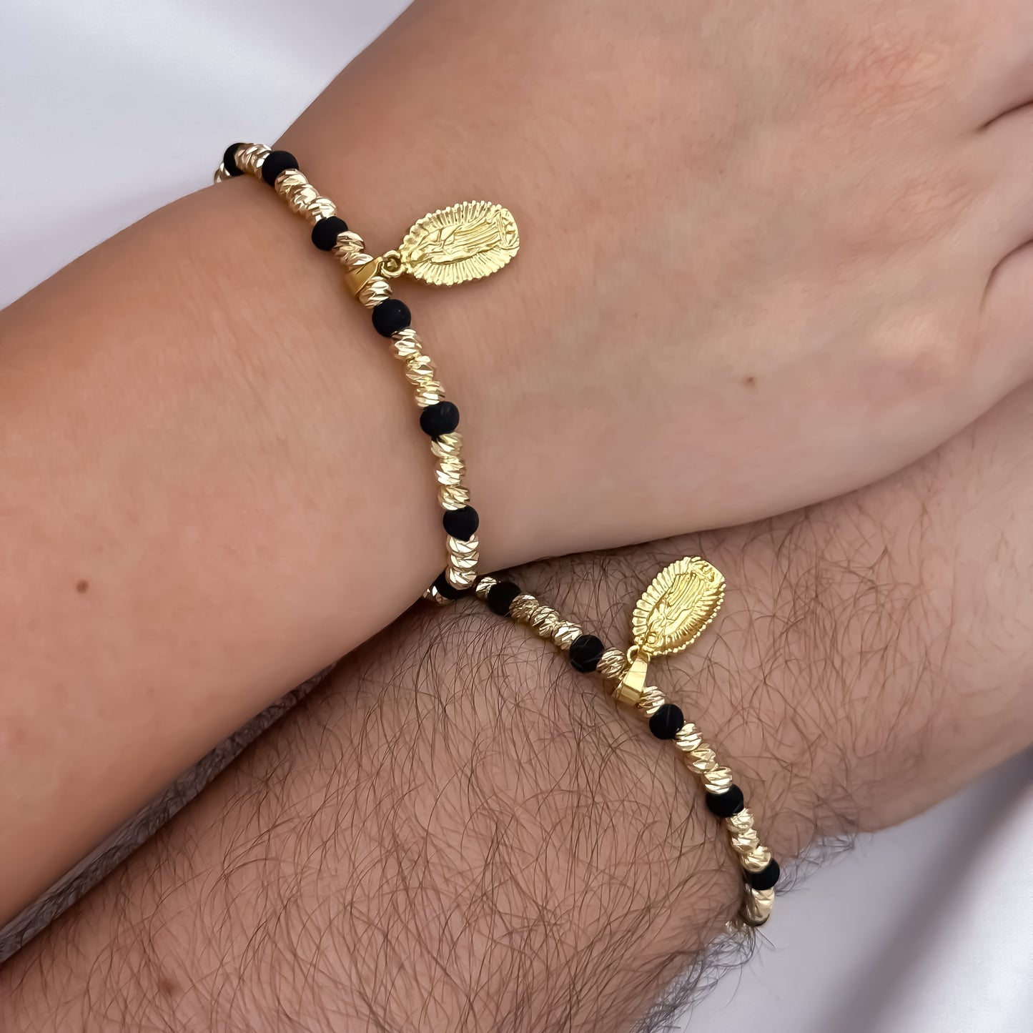2 Pulseras para parejas con Dije de Virgen Guadalupe el Amuleto Protector de toda nuestras males Energias en Balin italiano de 6mm en oro Laminado 18k con Garantia de por vida