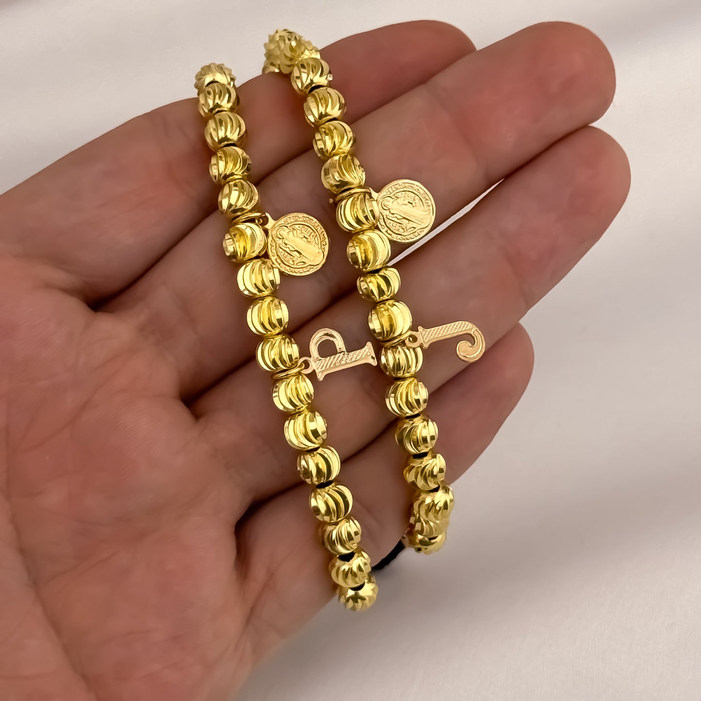 Promoción de Pulseras para parejas en Balin Italiano de 6mm con letra Inicial y San Benito Protección en Oro Laminado 18k con Garantia de por vida