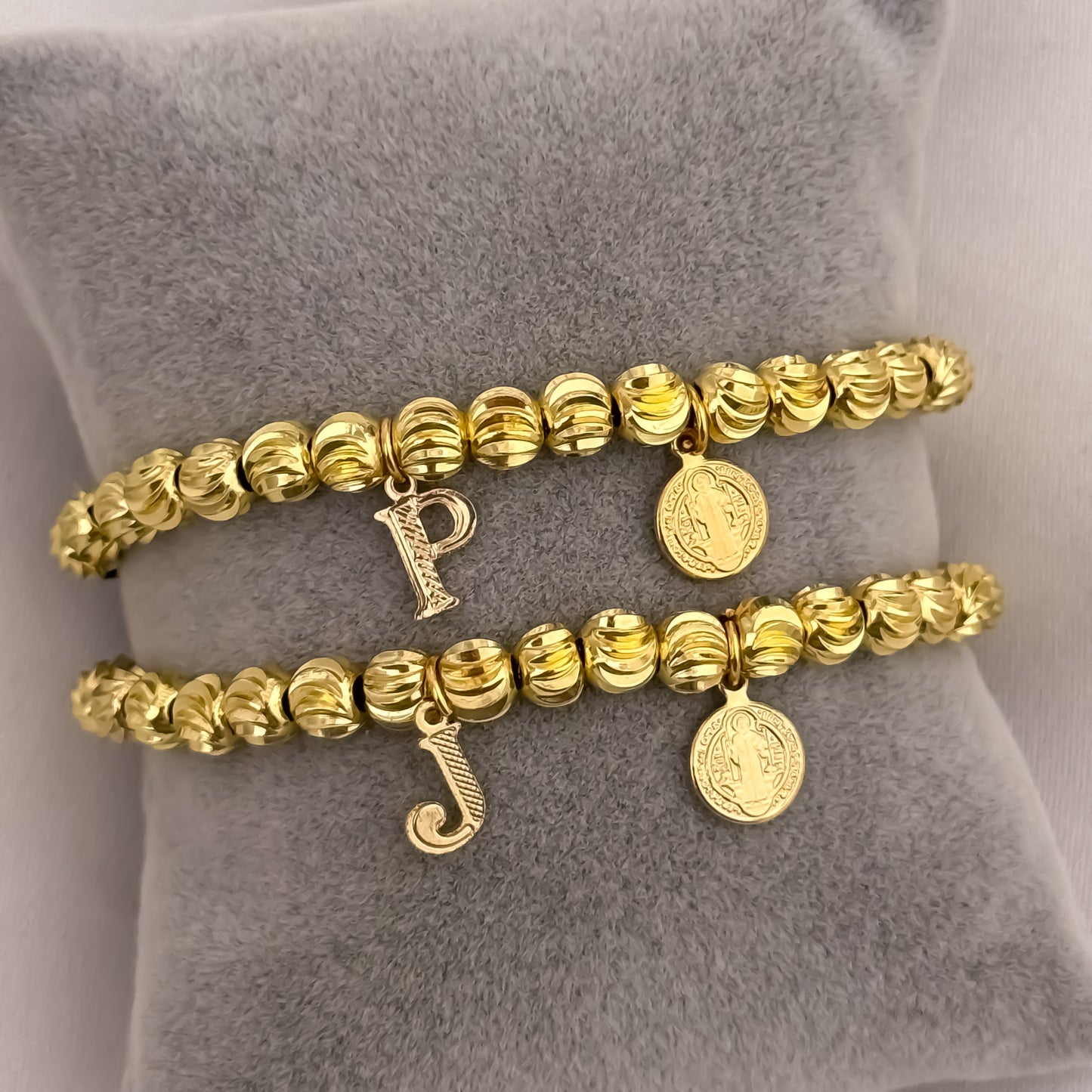 Promoción de Pulseras para parejas en Balin Italiano de 6mm con letra Inicial y San Benito Protección en Oro Laminado 18k con Garantia de por vida