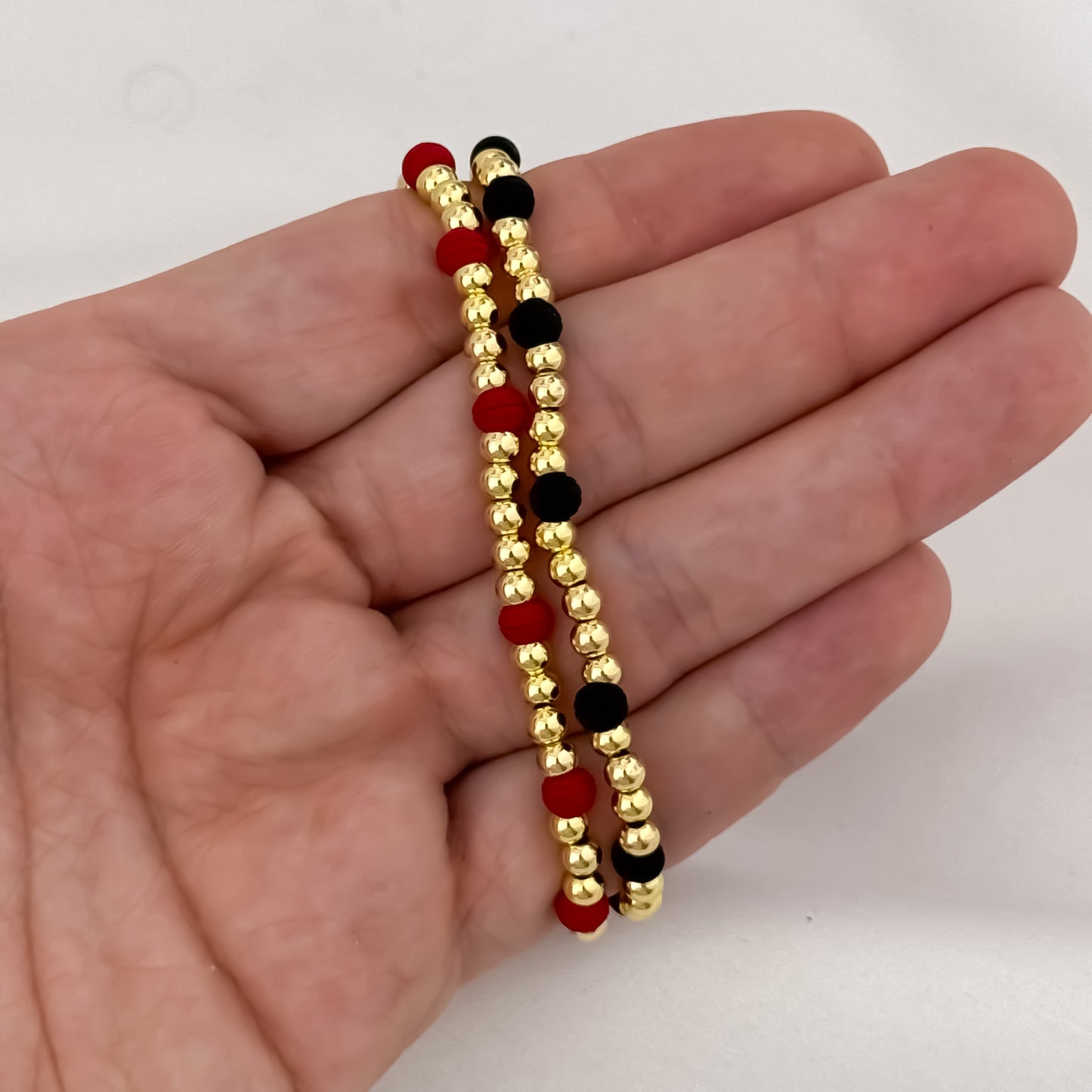 Pulseras Rojas y Negras con Balines de 4mm en Oro Laminado 18K: Símbolos de Amor y Unión en Oro Laminado 18k con Garantia de por vida