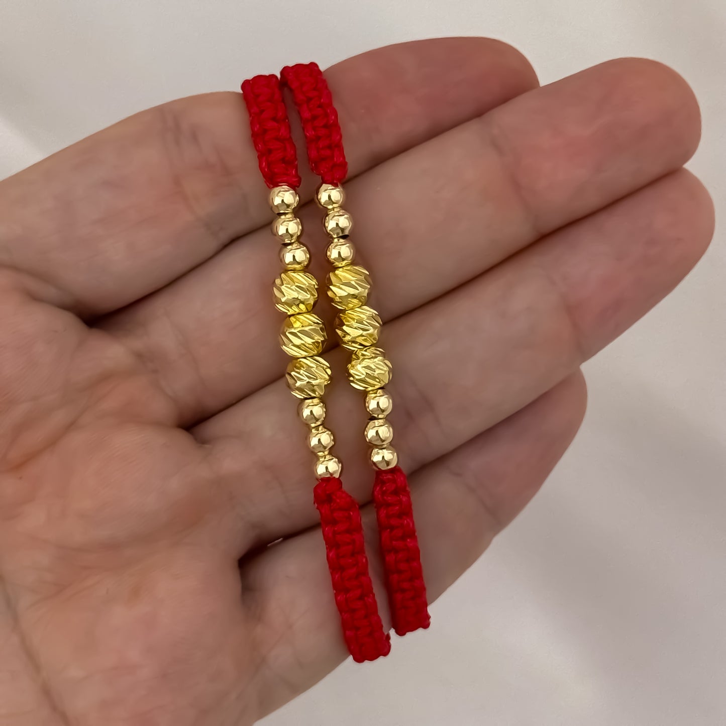 2 Pulseras Rojas con Balines de 4mm Liso + Balin Diamantado en Oro Laminado 18K: Símbolos de Amor y Unión el Hilo Rojo simbolo de Union