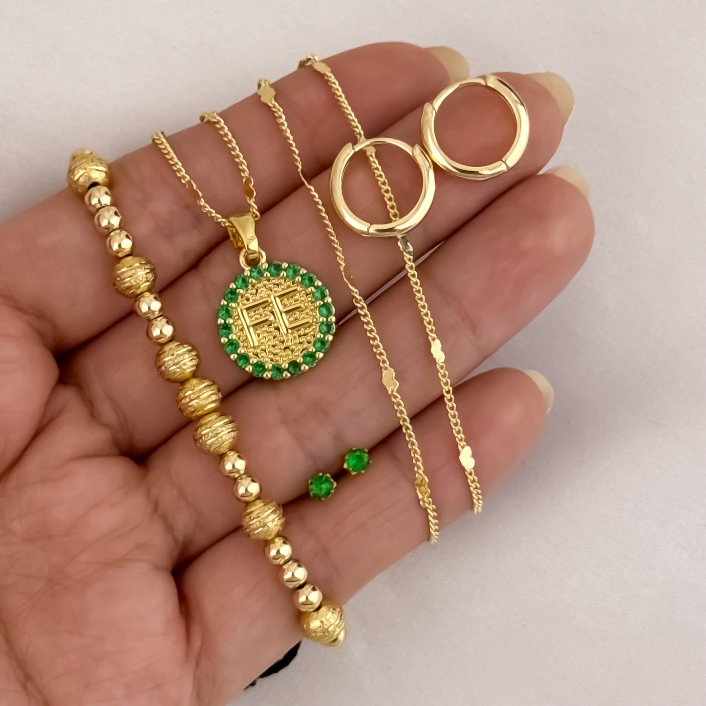 Conjunto de Dama Cadena Tejido Cubana corazones + Dije de Fe con Micro circones Verde Esmeralda + Candongas Mediana Lisas + Topos Verde Esmeralda + Pulsera Diamantada y Lisa en 5mm en Oro laminado 18k con Garantia de por vida