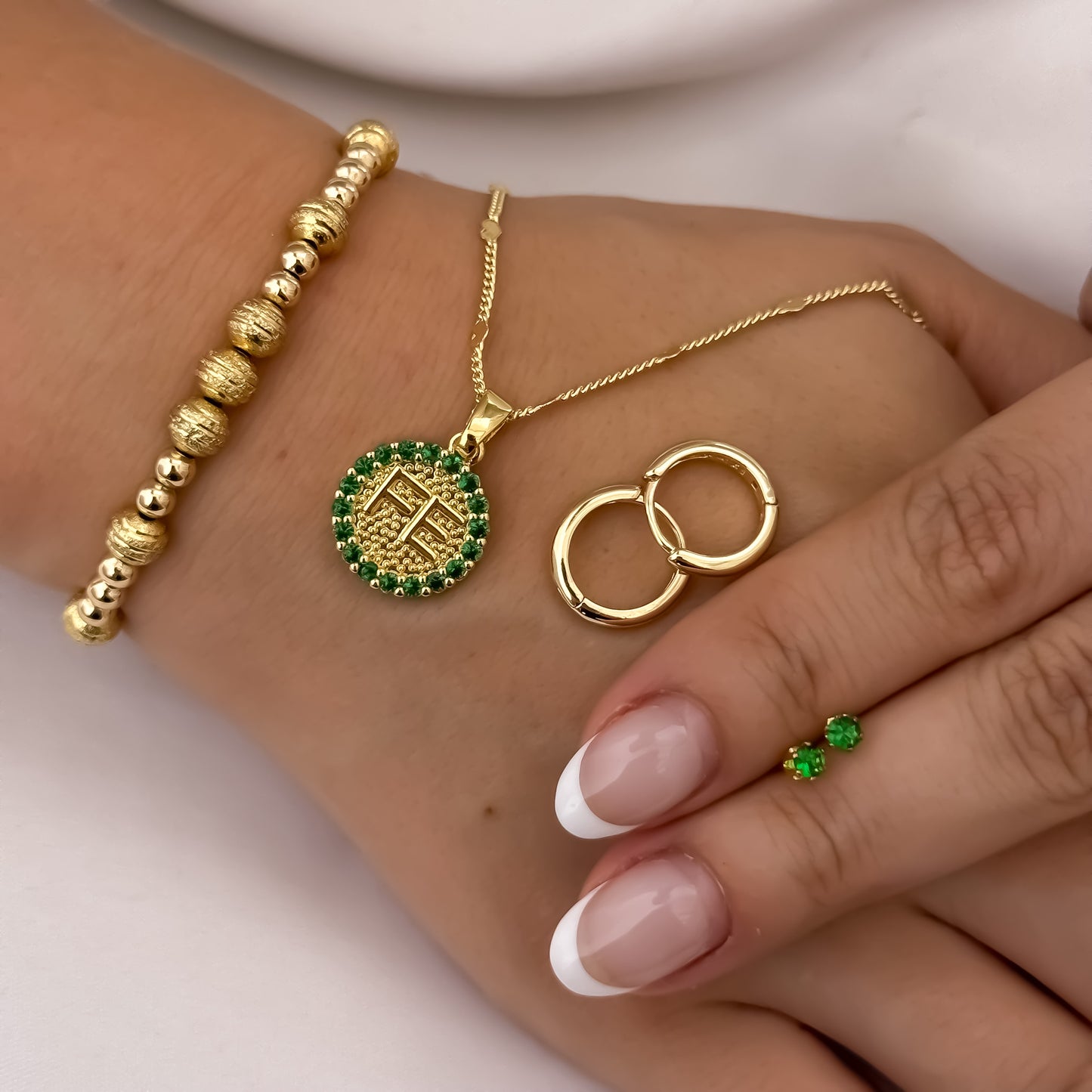 Conjunto de Dama Cadena Tejido Cubana corazones + Dije de Fe con Micro circones Verde Esmeralda + Candongas Mediana Lisas + Topos Verde Esmeralda + Pulsera Diamantada y Lisa en 5mm en Oro laminado 18k con Garantia de por vida