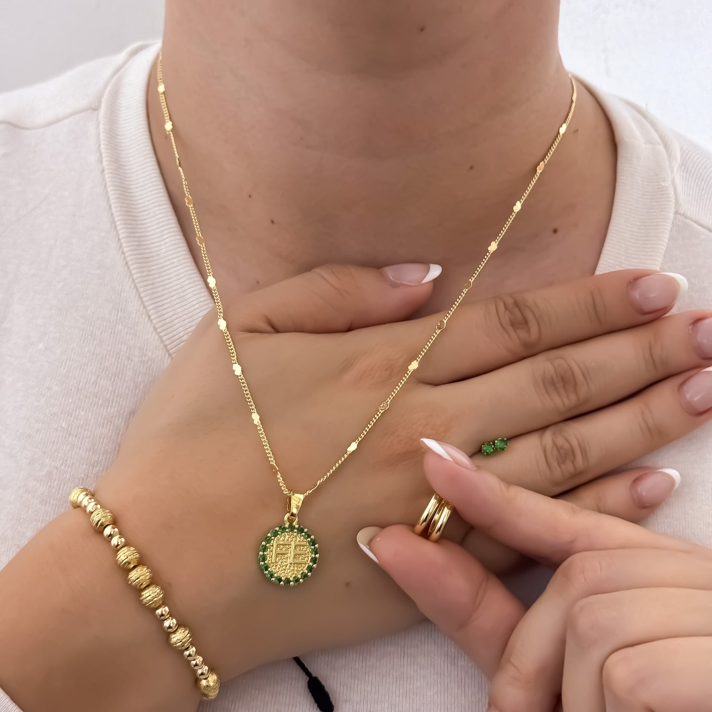 Conjunto de Dama Cadena Tejido Cubana corazones + Dije de Fe con Micro circones Verde Esmeralda + Candongas Mediana Lisas + Topos Verde Esmeralda + Pulsera Diamantada y Lisa en 5mm en Oro laminado 18k con Garantia de por vida