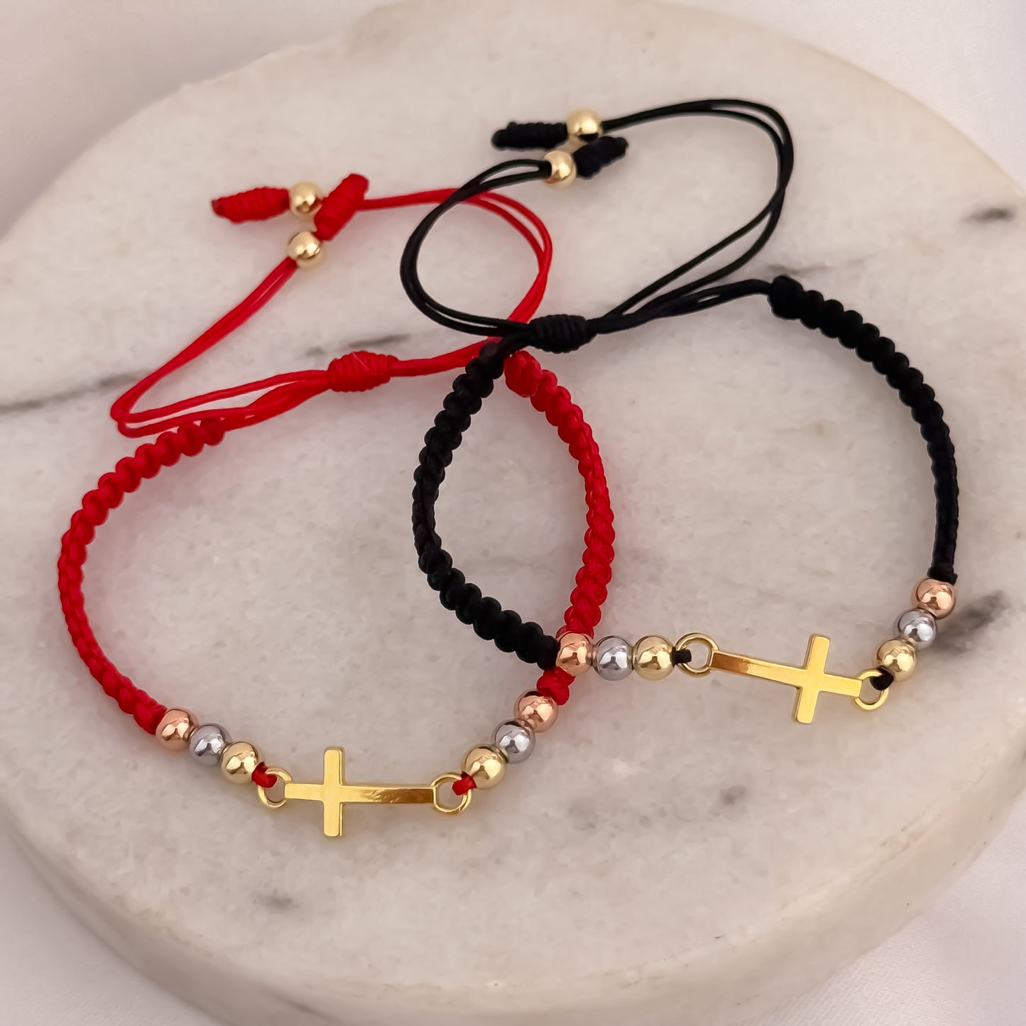 Promoción de 2 Pulseras para Parejas en Balin Liso 3 Oros  en Hilo Rojo + Hilo Negro con Herraje de Cruz Cristo Protector en Oro Laminado 18k con Garantia de por vida