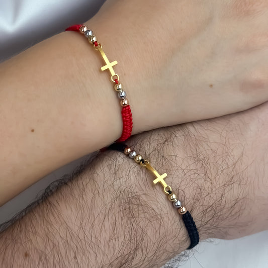 Promoción de 2 Pulseras para Parejas en Balin Liso 3 Oros  en Hilo Rojo + Hilo Negro con Herraje de Cruz Cristo Protector en Oro Laminado 18k con Garantia de por vida