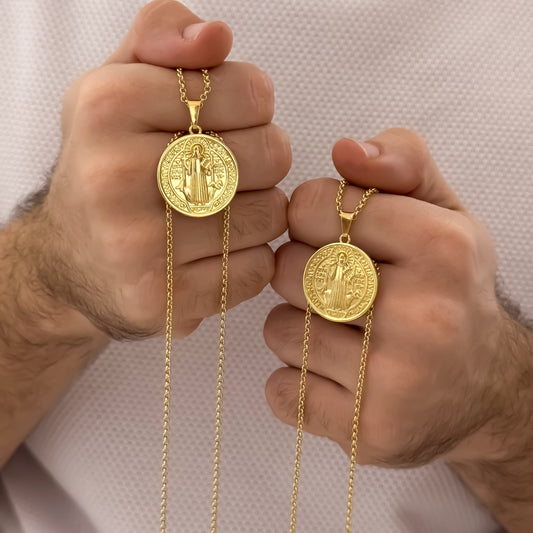 Promoción de 2  Cadenas para Parejas en Tejido de Aros de Hombre de 60cm + Cadena de Dama de 45cm + Dije de San Benito Protección  en Oro Laminado 18k con Garantia de por vdia